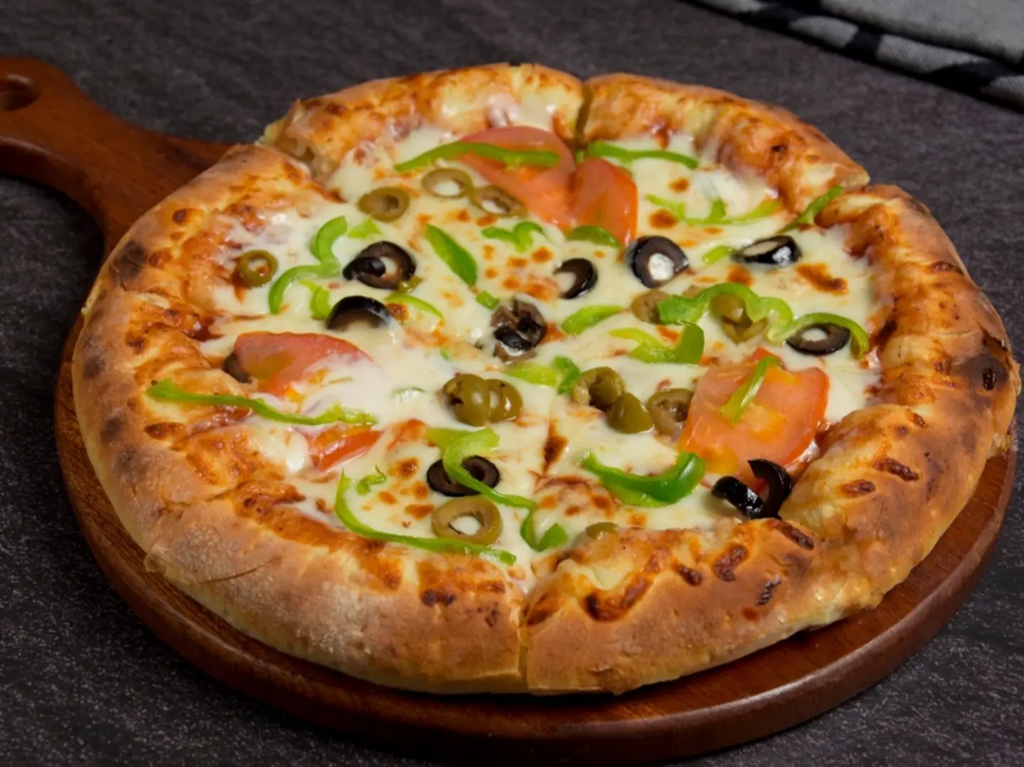 بيتزا اطراف جبنة صغير