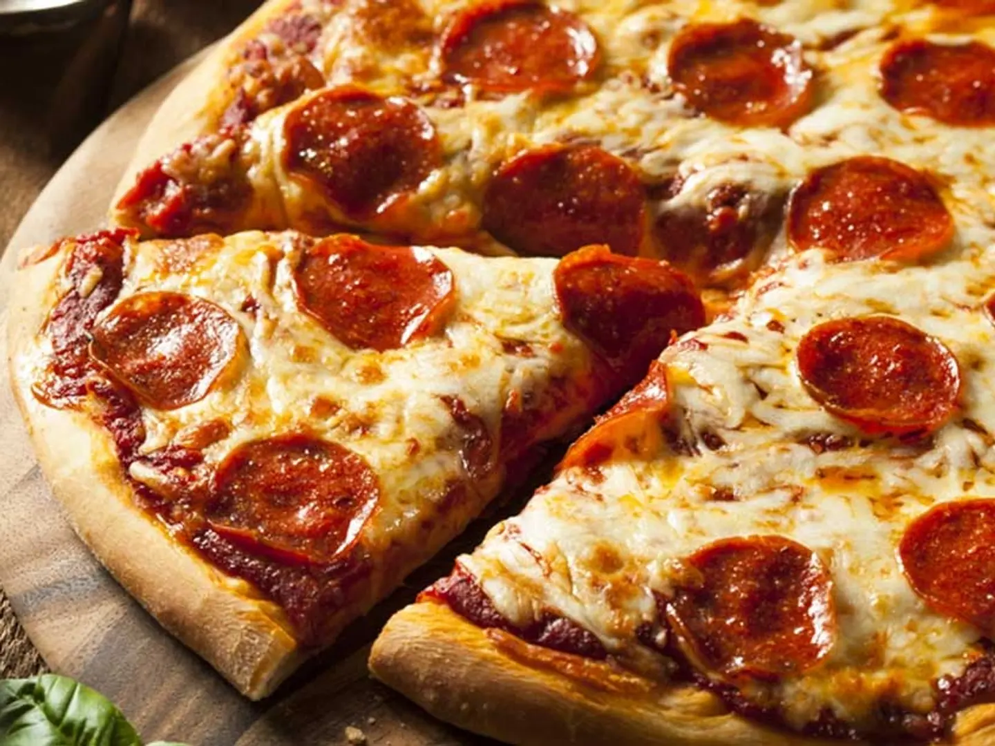 بيتزا ببروني وسط