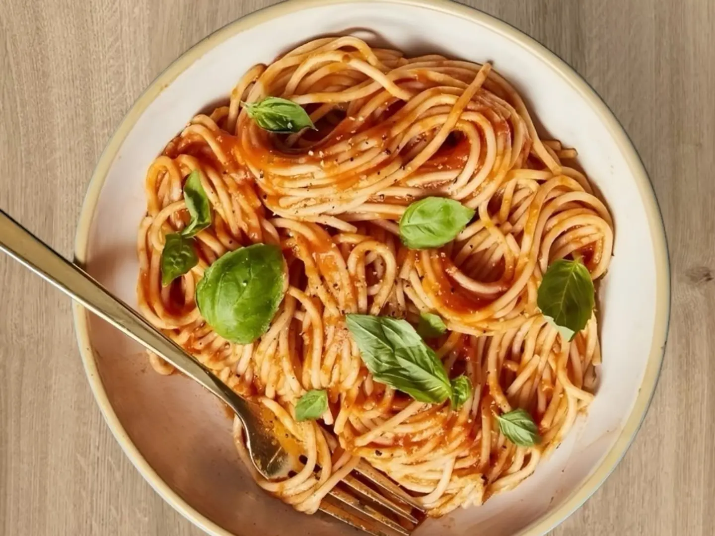 مكرونه اسباغيتي صوص احمر ساده