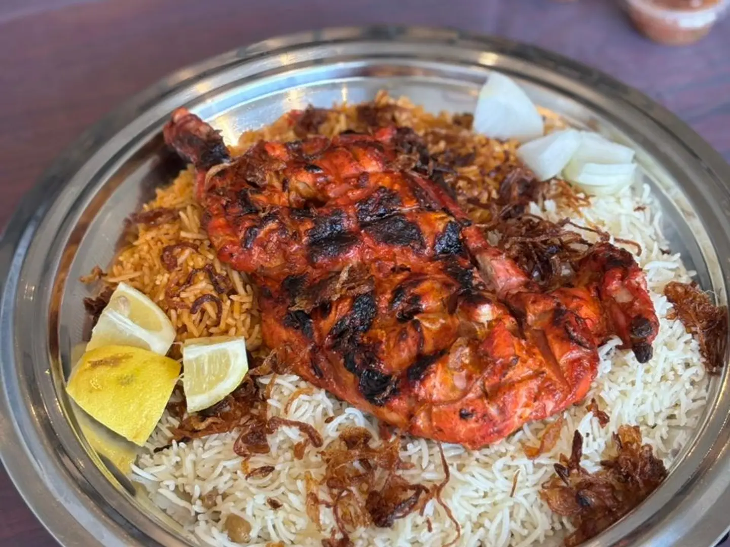 نصف دجاج تندوري مع رز على الفحم