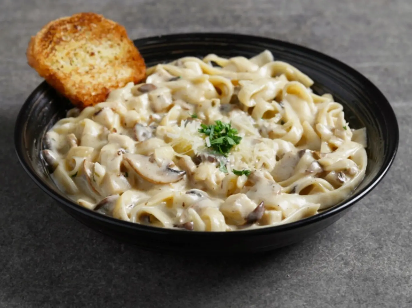 باستا فتوتشيني ألفريدو دجاج