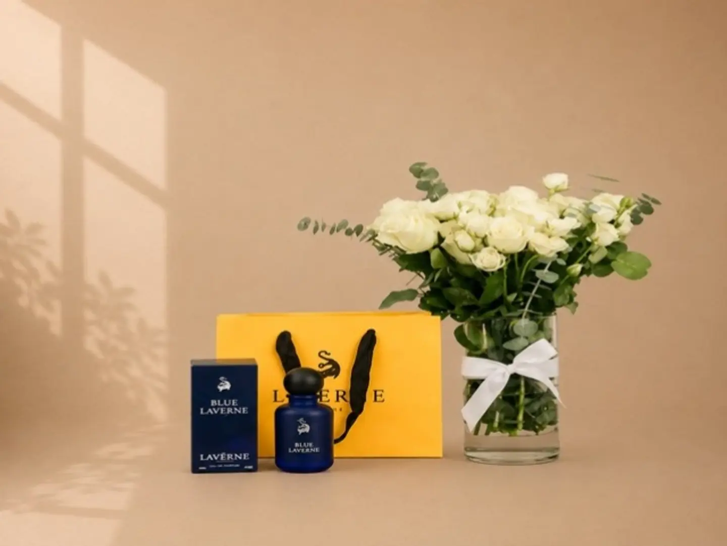 فازة ورد مع عطر بلو لافيرن