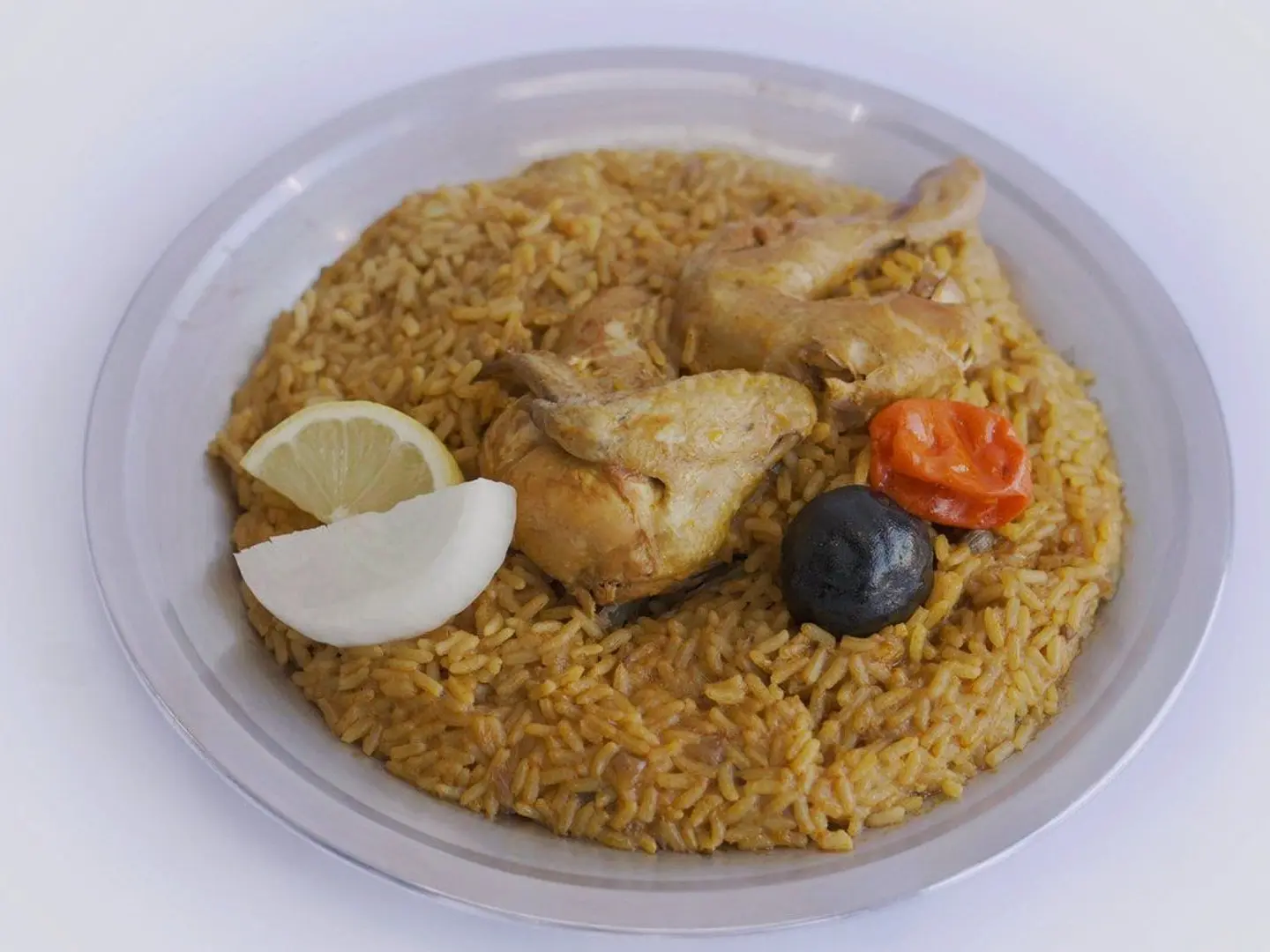 نصف دجاج كبسة عليها الكلام