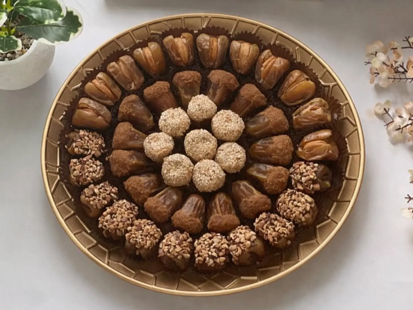 تمر شوكلاته صحن ذهبي كبير ( مناسبات )