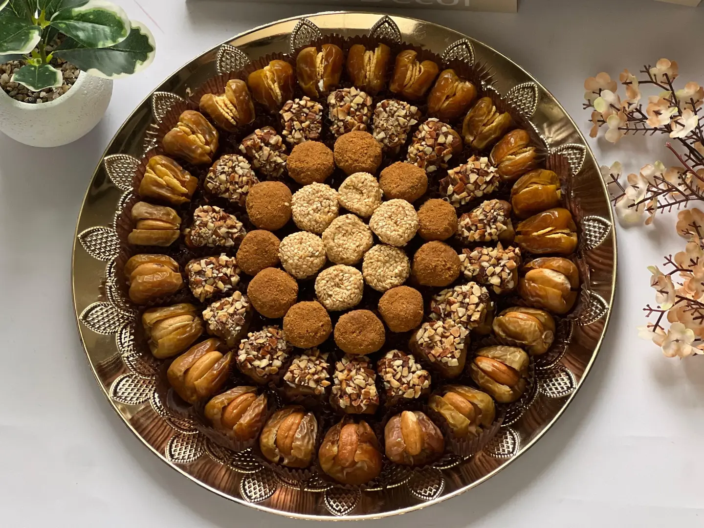 تمر شوكلاته صحن ذهبي كبير ( مناسبات )