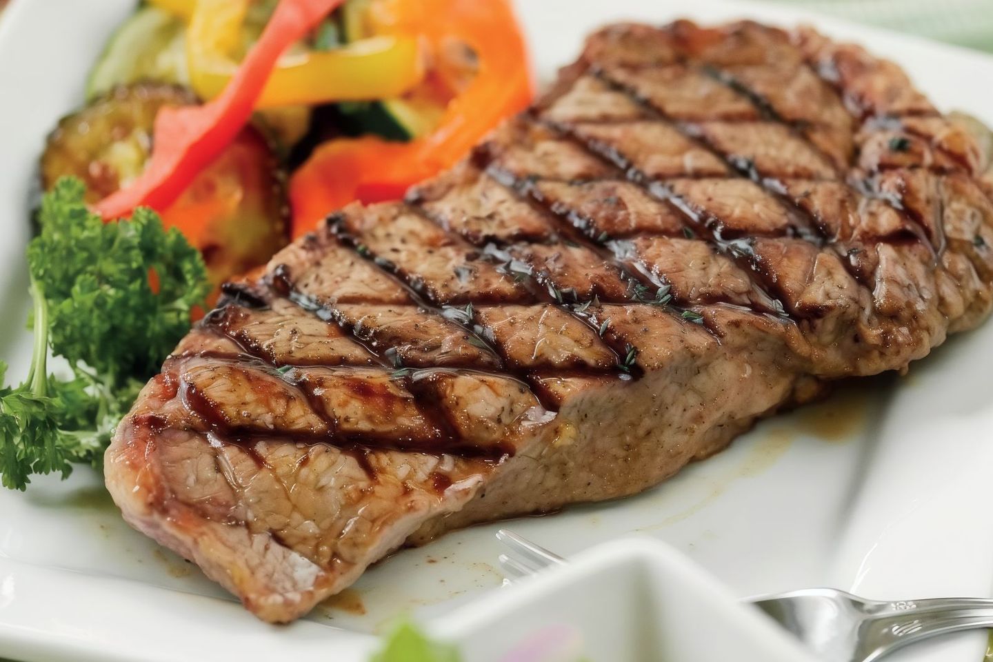 لحم مشوي مع البطاطس البوريه او الأرز والخضار بصوص اكليل الجبل