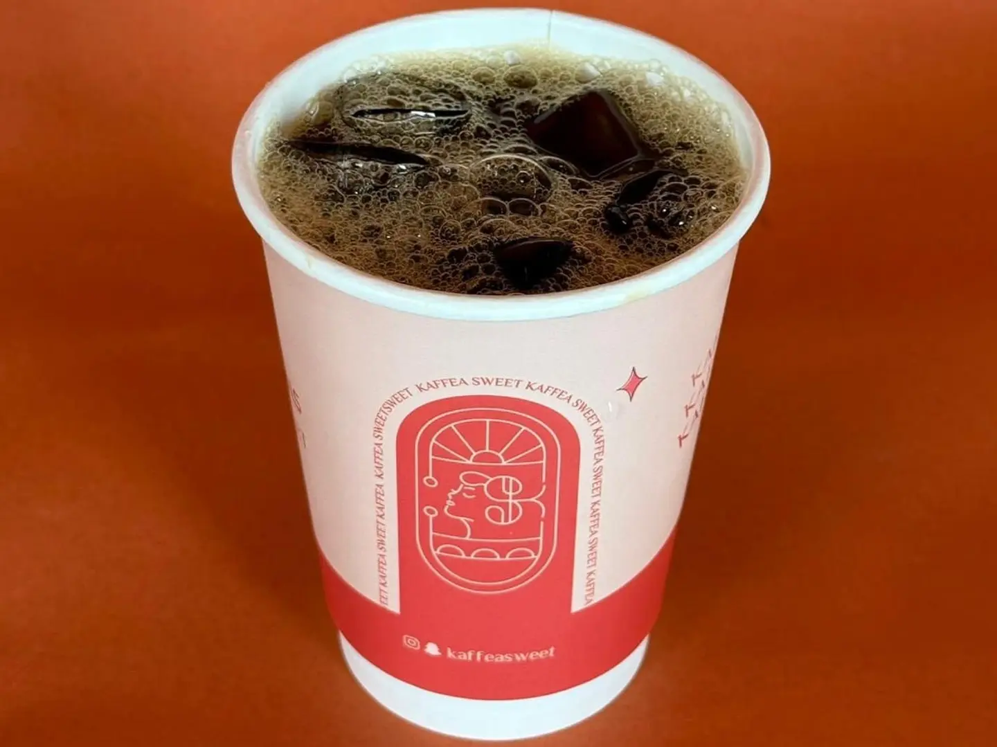 قهوة اليوم بارد كوب كبير