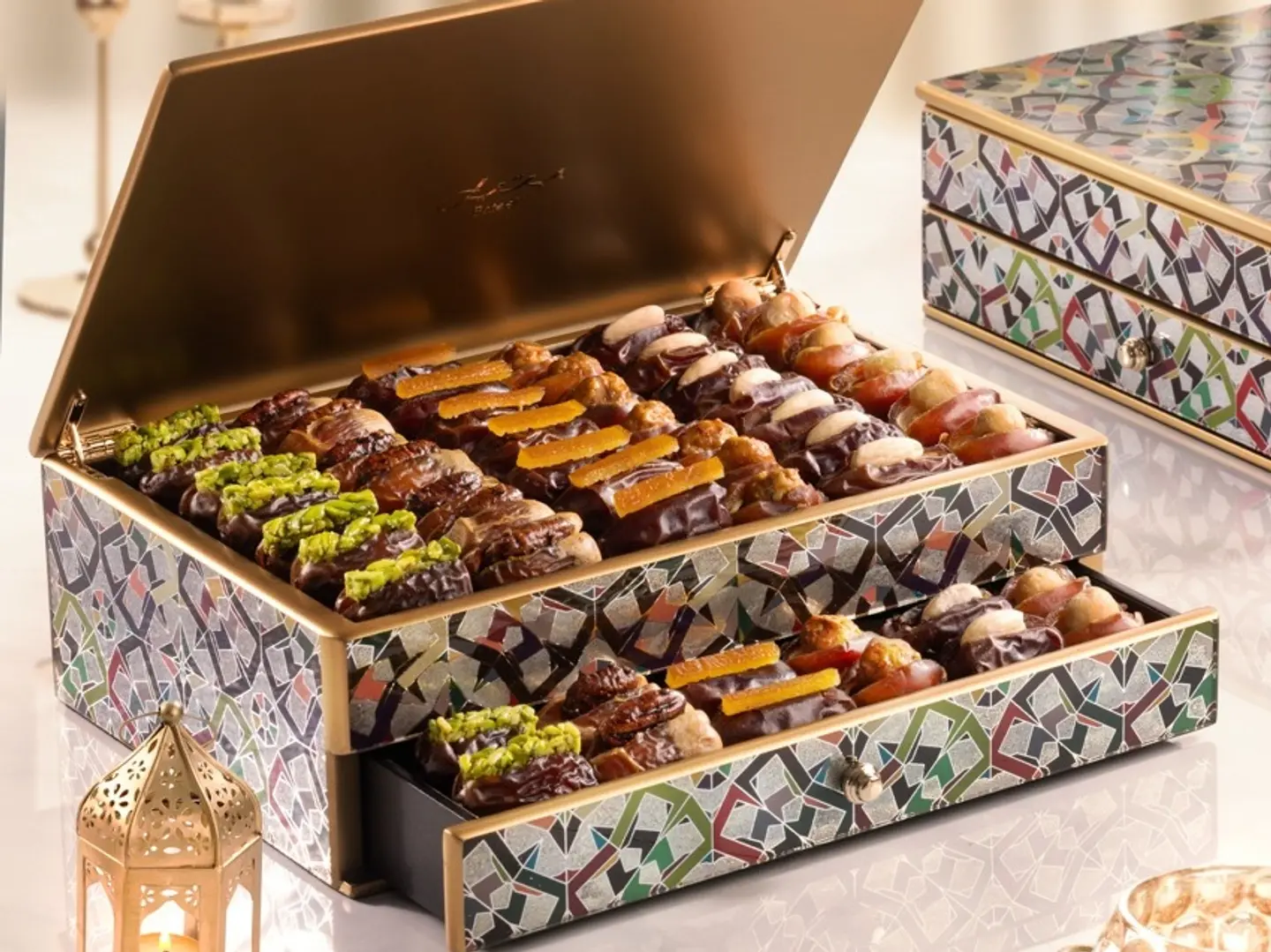 صندوق صناعة يدوية فاخر جدا بادراج ميلا مع تمور