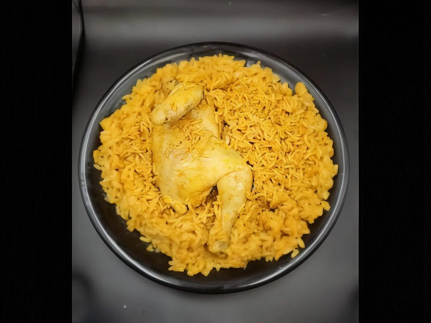 نص حبه دجاج مضغوط احمر مع نفر رز