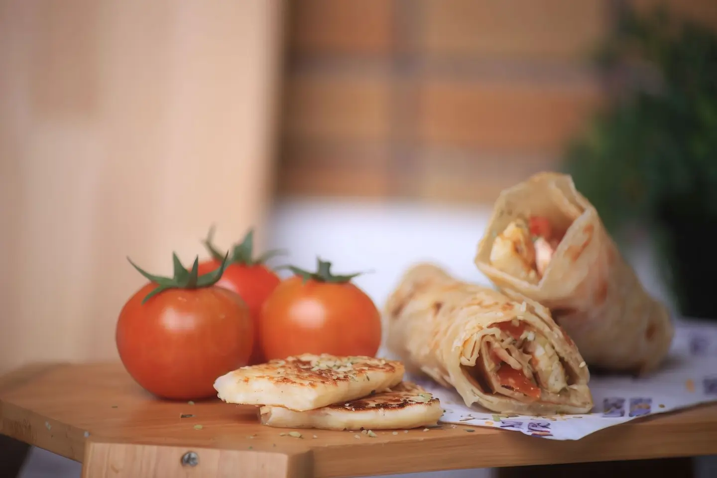 جبن حلوم مع الطماطم