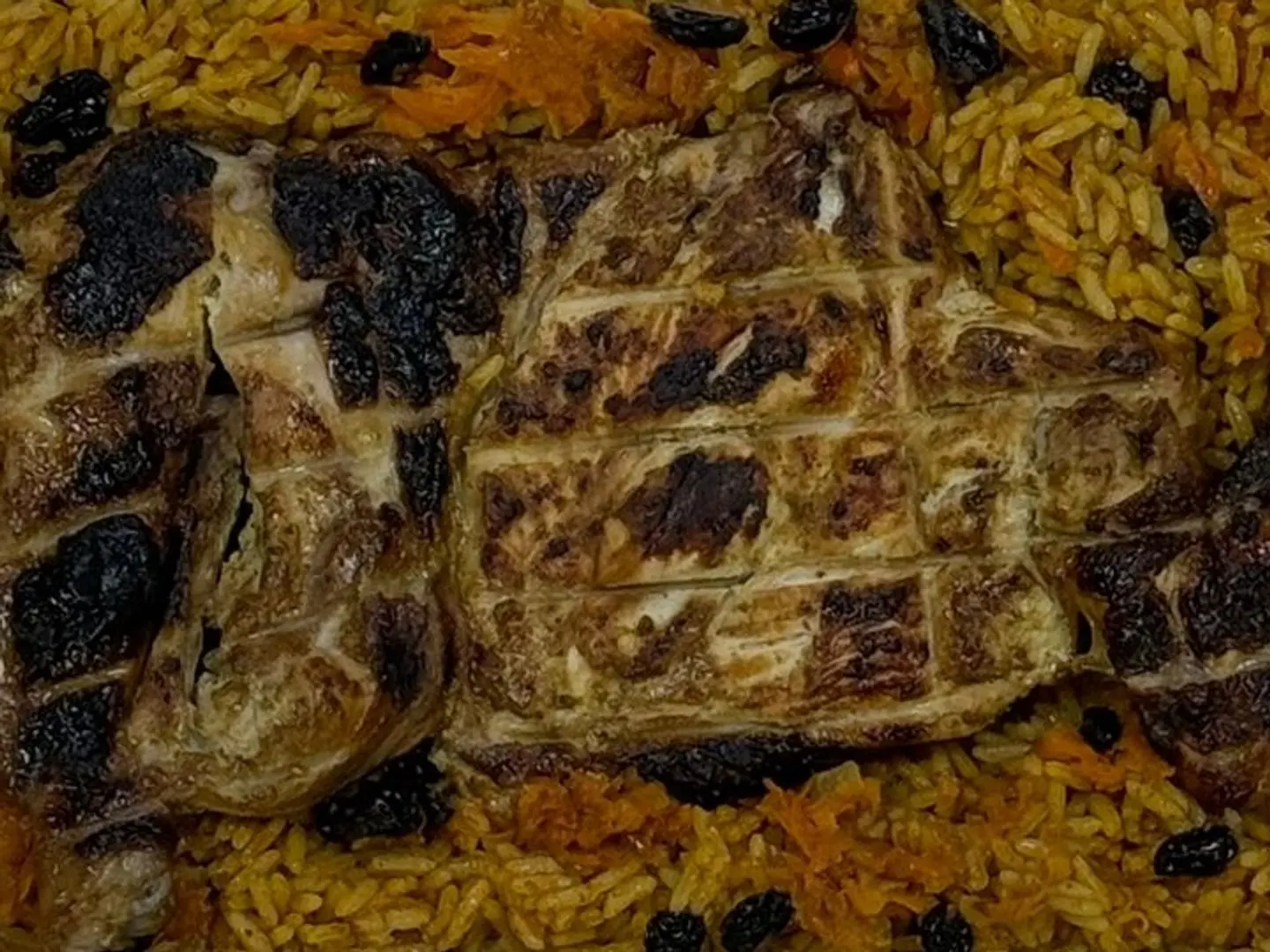 نصف دجاج على الفحم مع رز بخاري