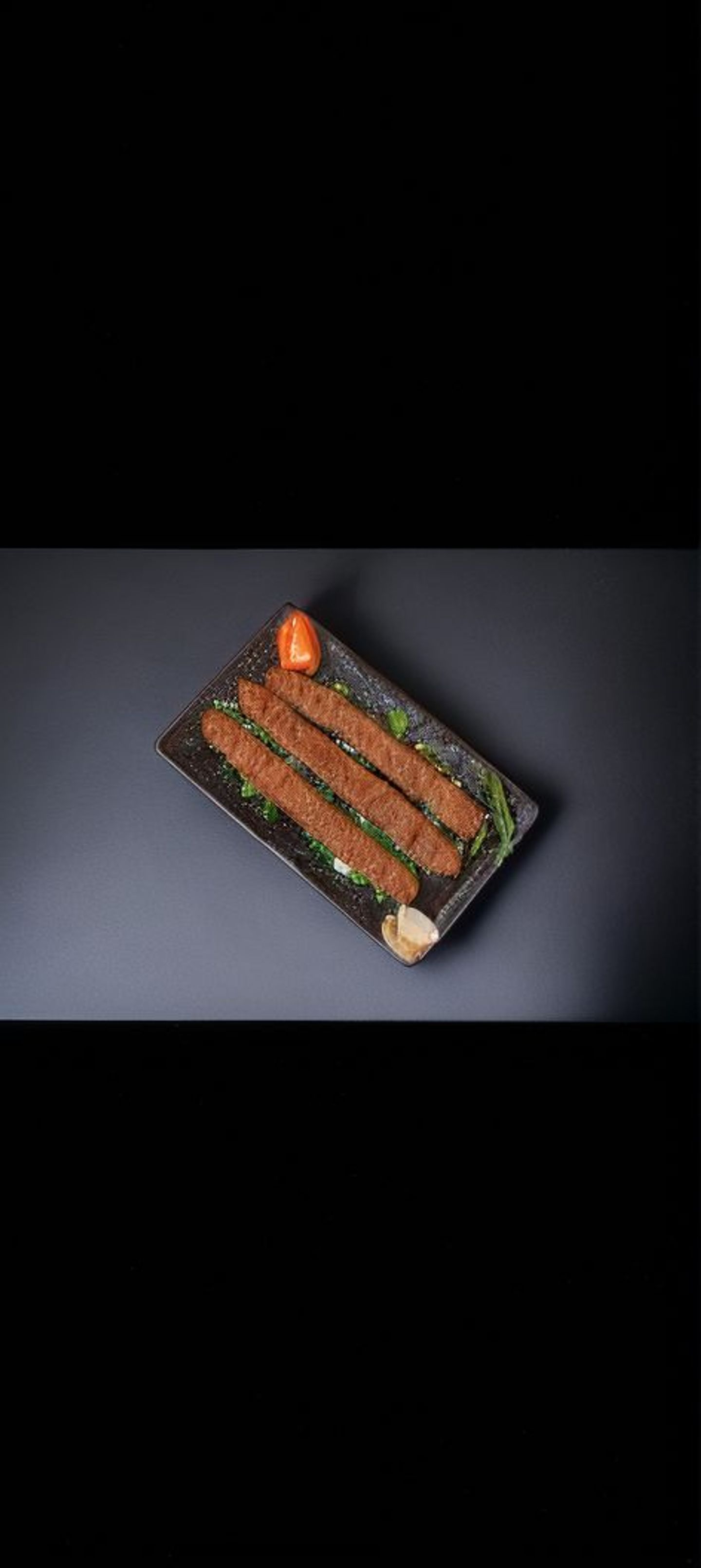 " نص كباب لحم . خبز و طحينه و دقوس."