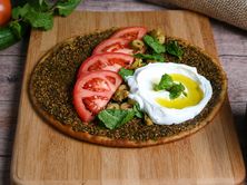 زعتر باللبنة والخضار