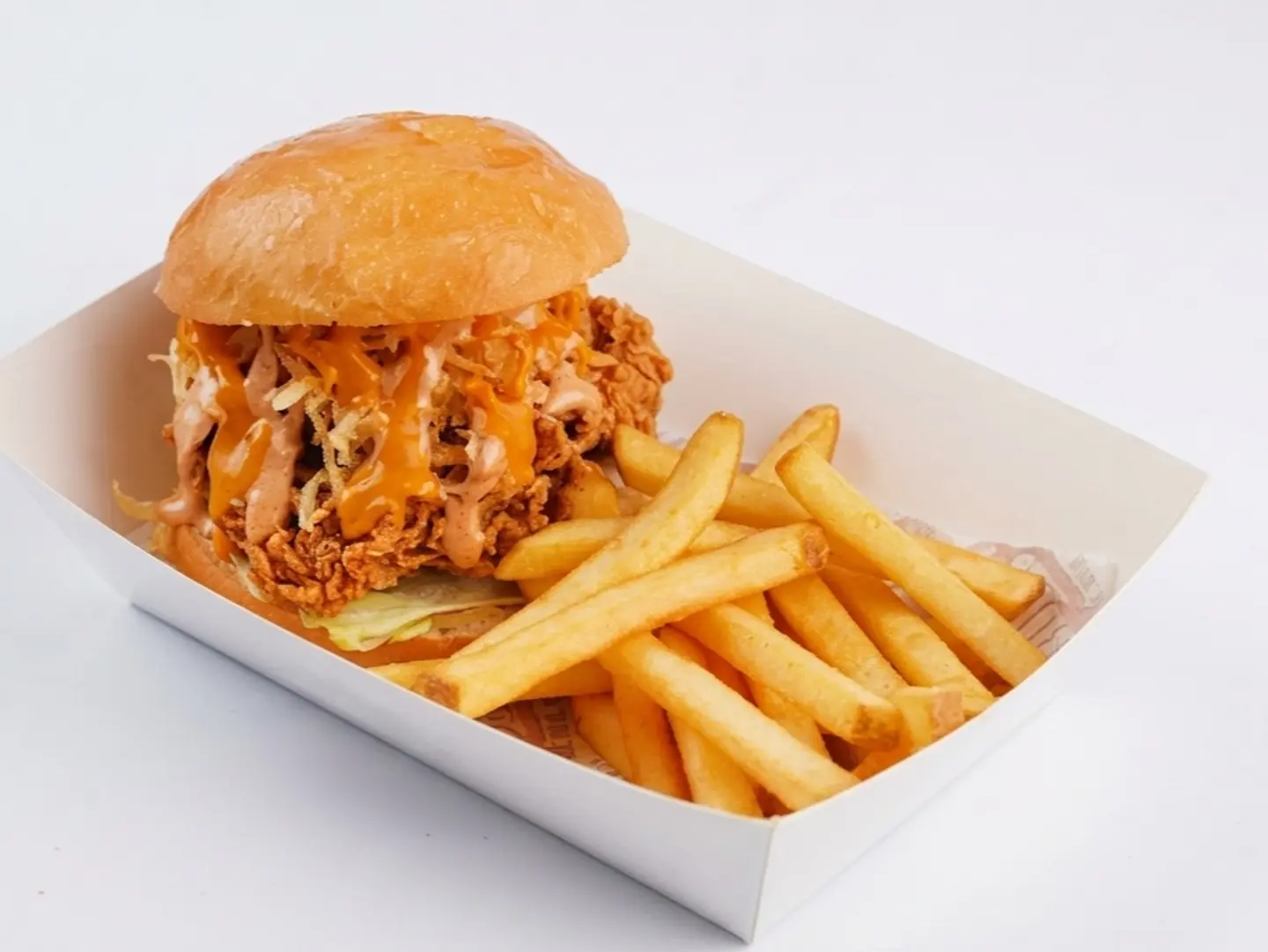 برجر دجاج مقرمش مع بطاطس مقلية