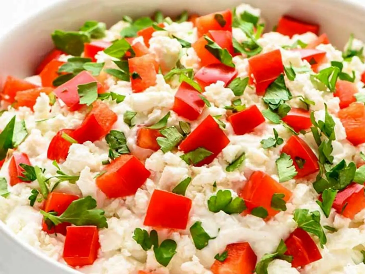 صحن جبنة بيضاء بالطماطم ( وسط )