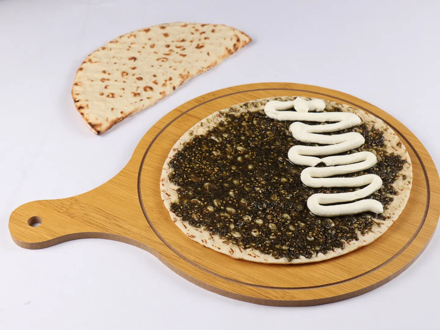 خبز الصاج السعودي بالزعتر واللبنة