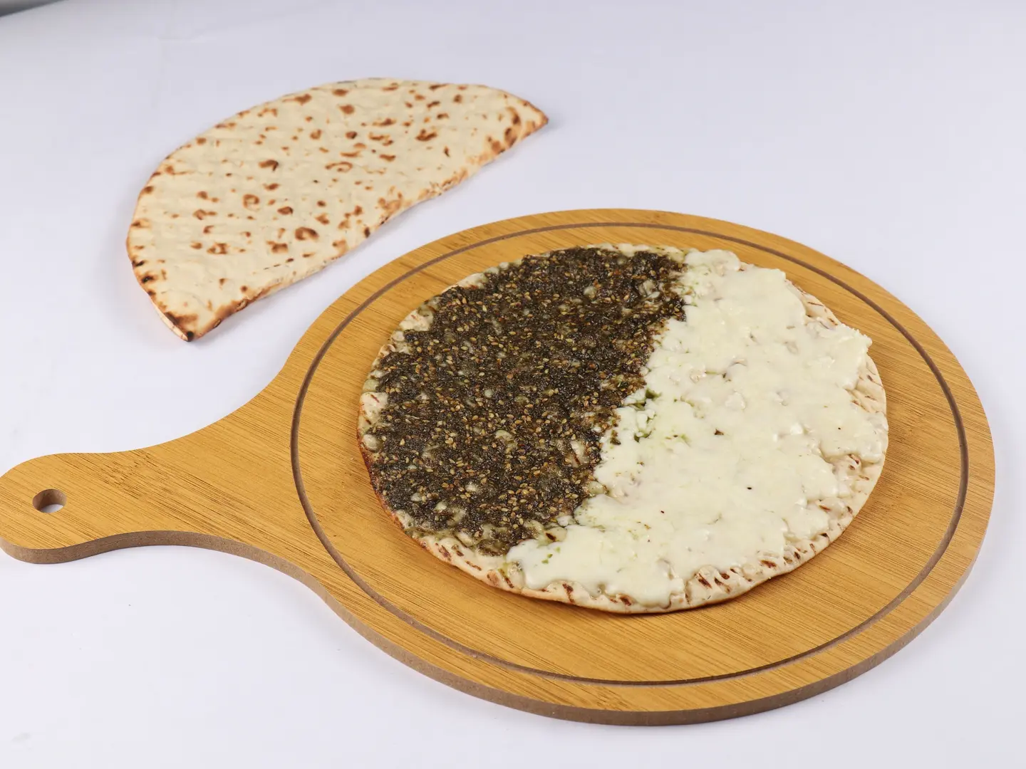 خبز الصاج السعودي بالزعتر والجبن