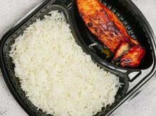 سلمون مع رز ابيض