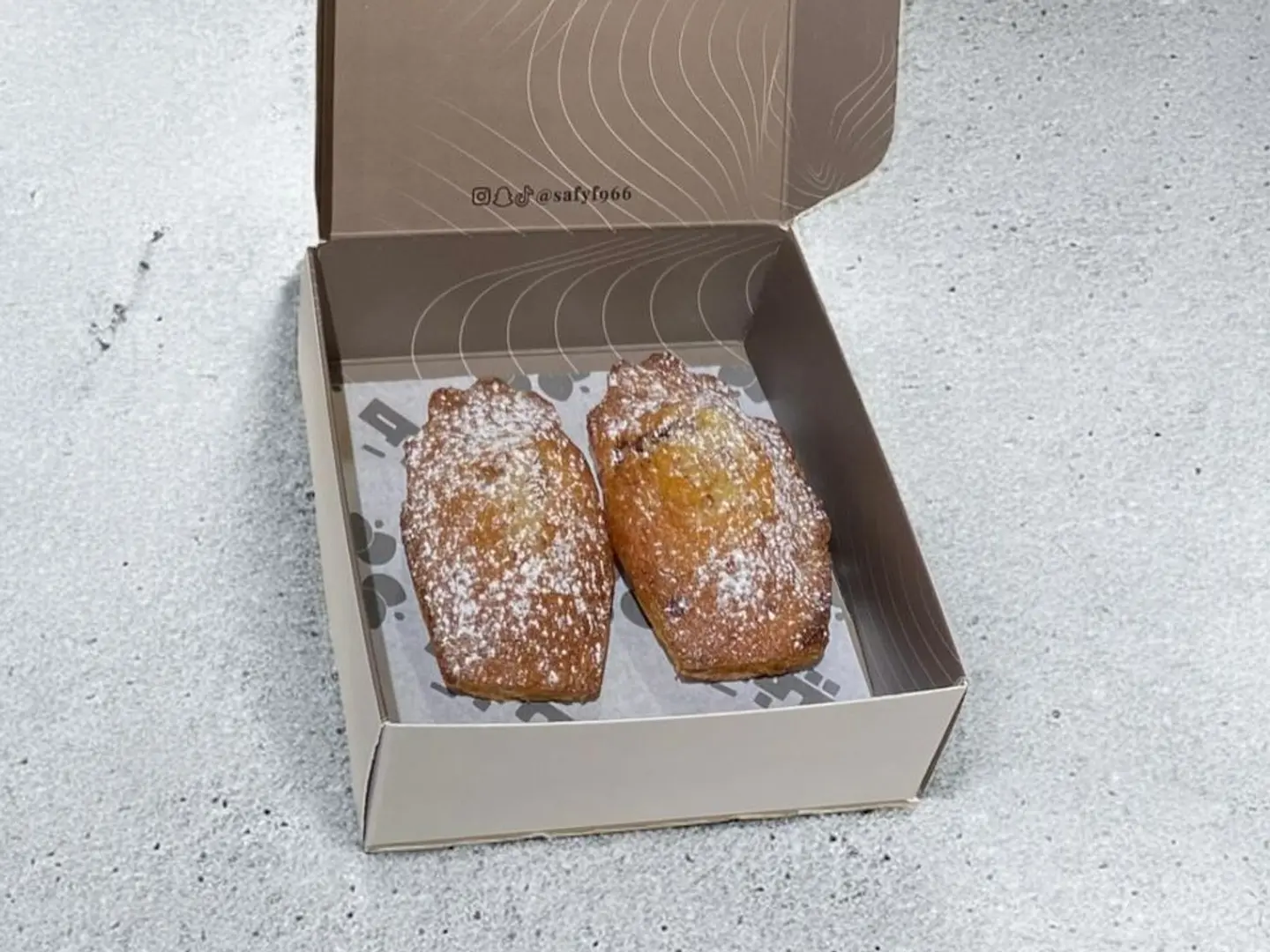 مادلين بيكان وتوفي قطعتين