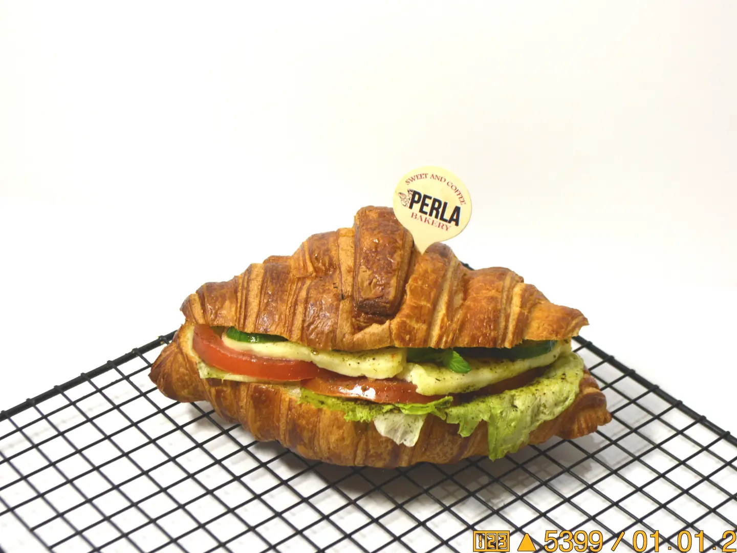 كروسون بجبنة الحلوم