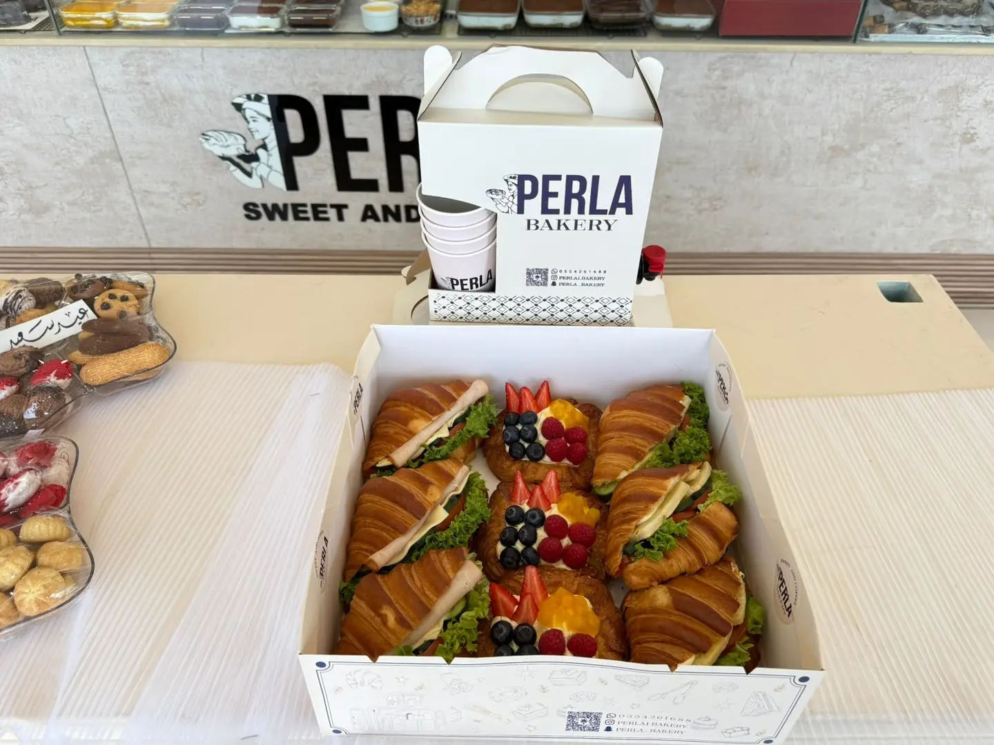 بوكس مخبوزات مشكل مع لتر قهوه