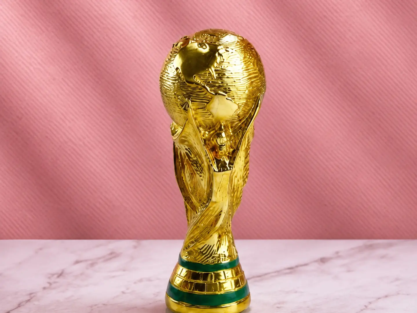 مجسم كأس العالم للزينة - صغير