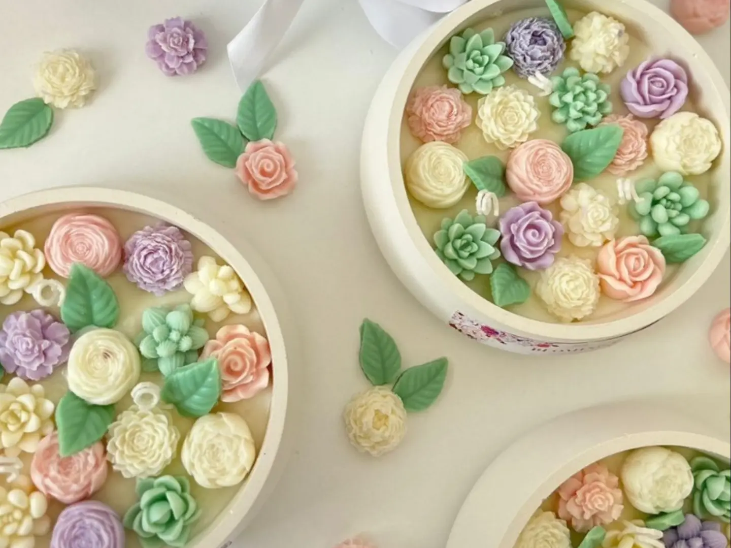 شمعة مُزهرة لون الورد عشوائي