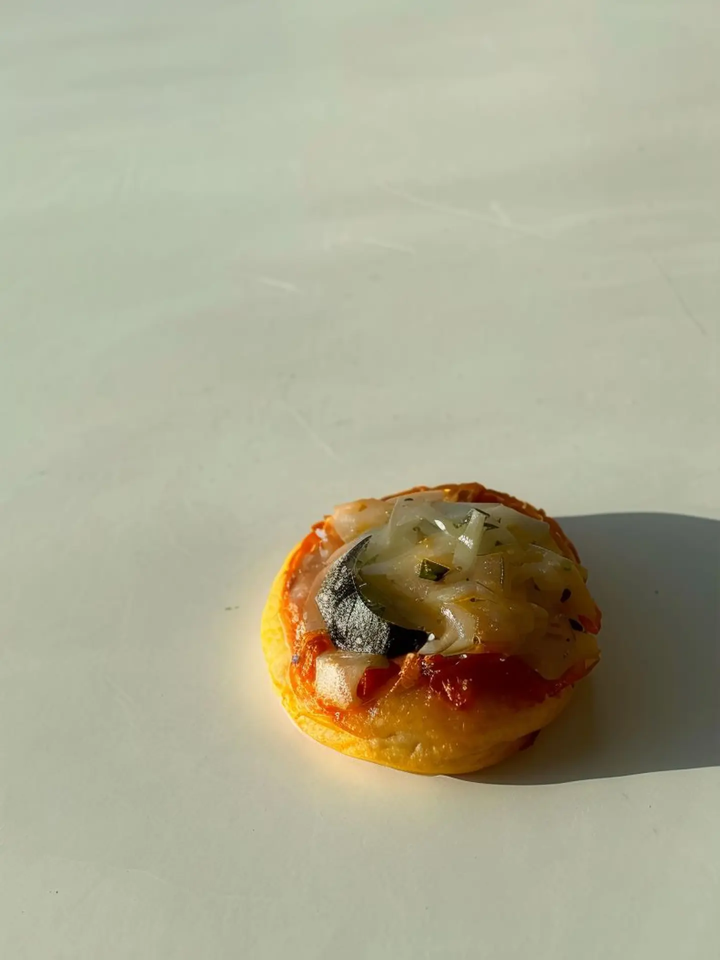 ميني بيتزا بالخضار والزيتون