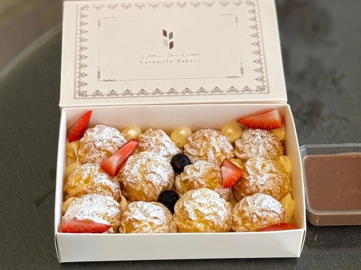 اكلير مع صوص الشكولاتة بوكس صغير