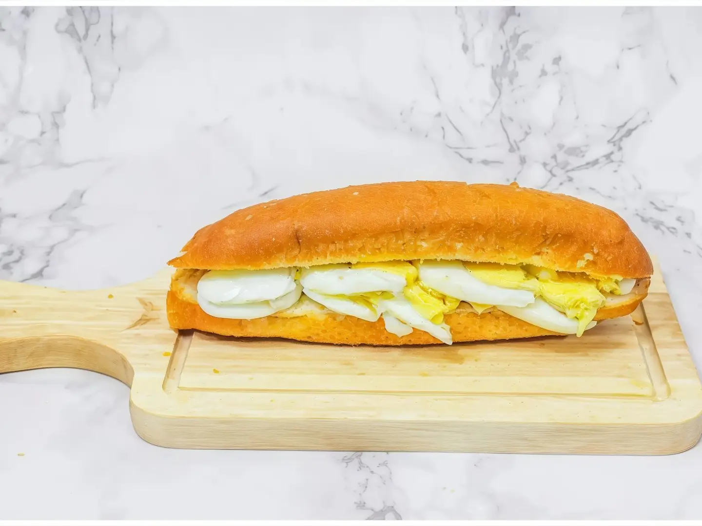 ساندوتش بيض مسلوق مع جبنه