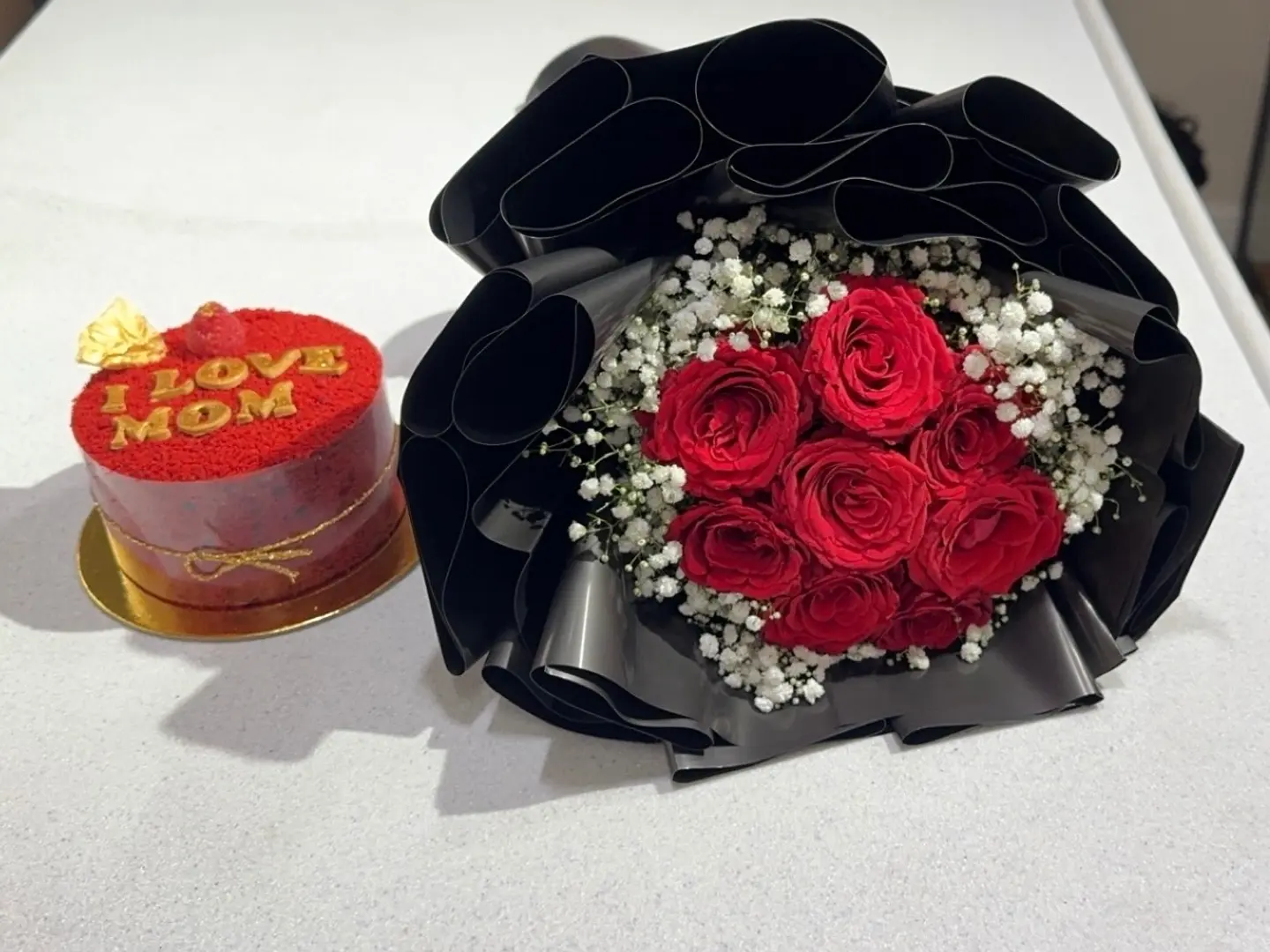 كيك مع باقة ورد