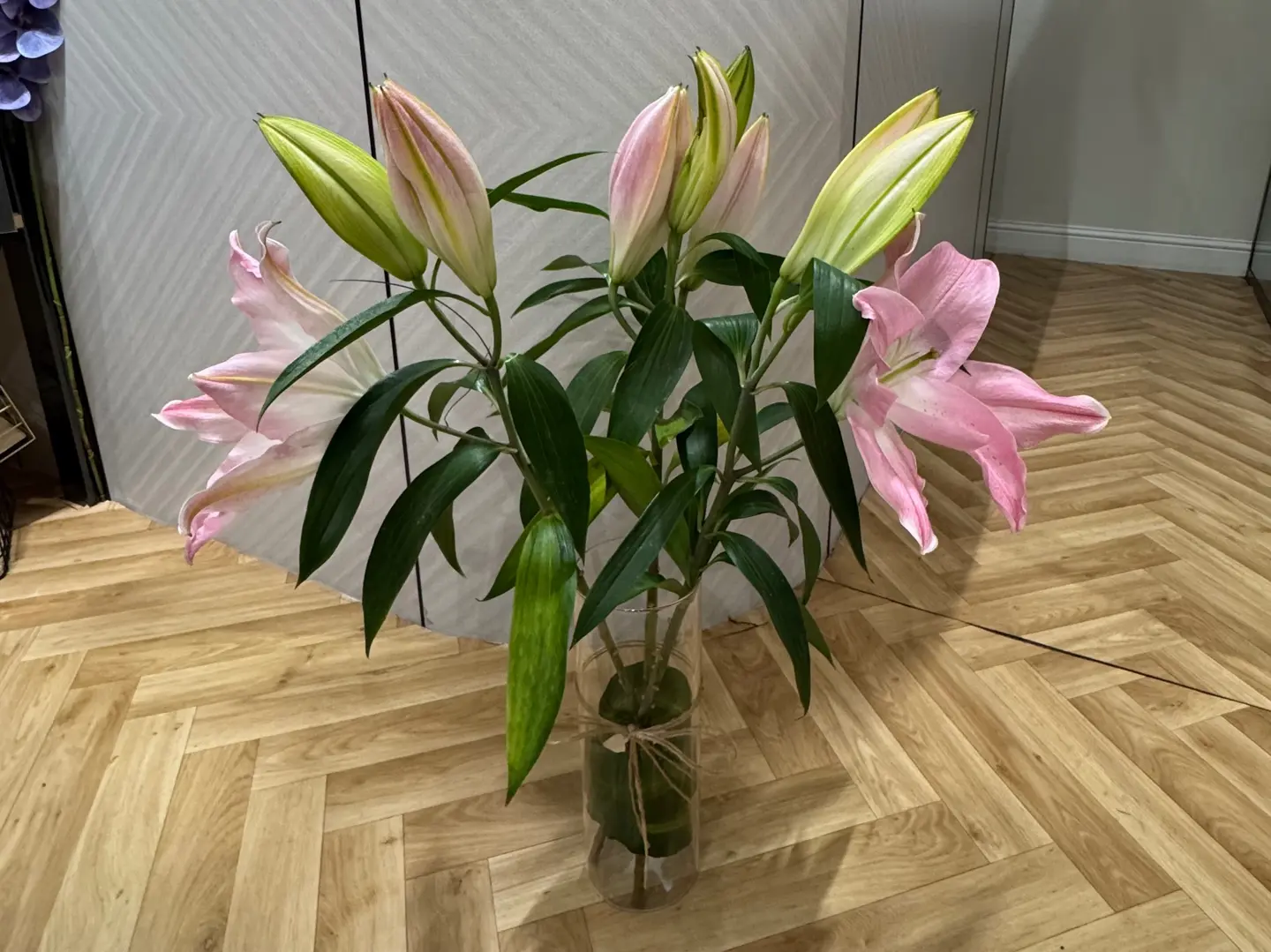 ليليوم وردي مع فازة