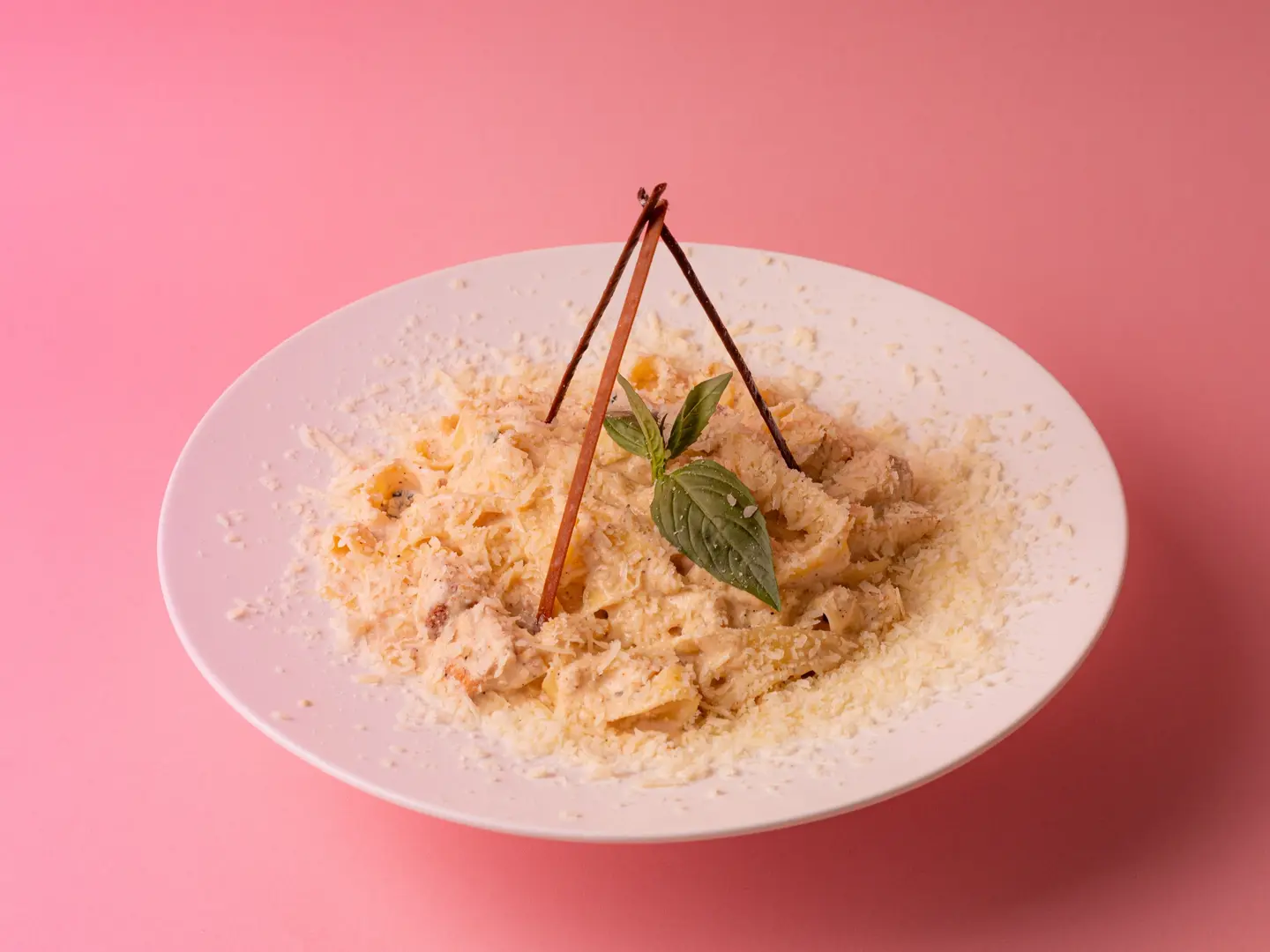 باستا فوتتشيني صوص أبيض