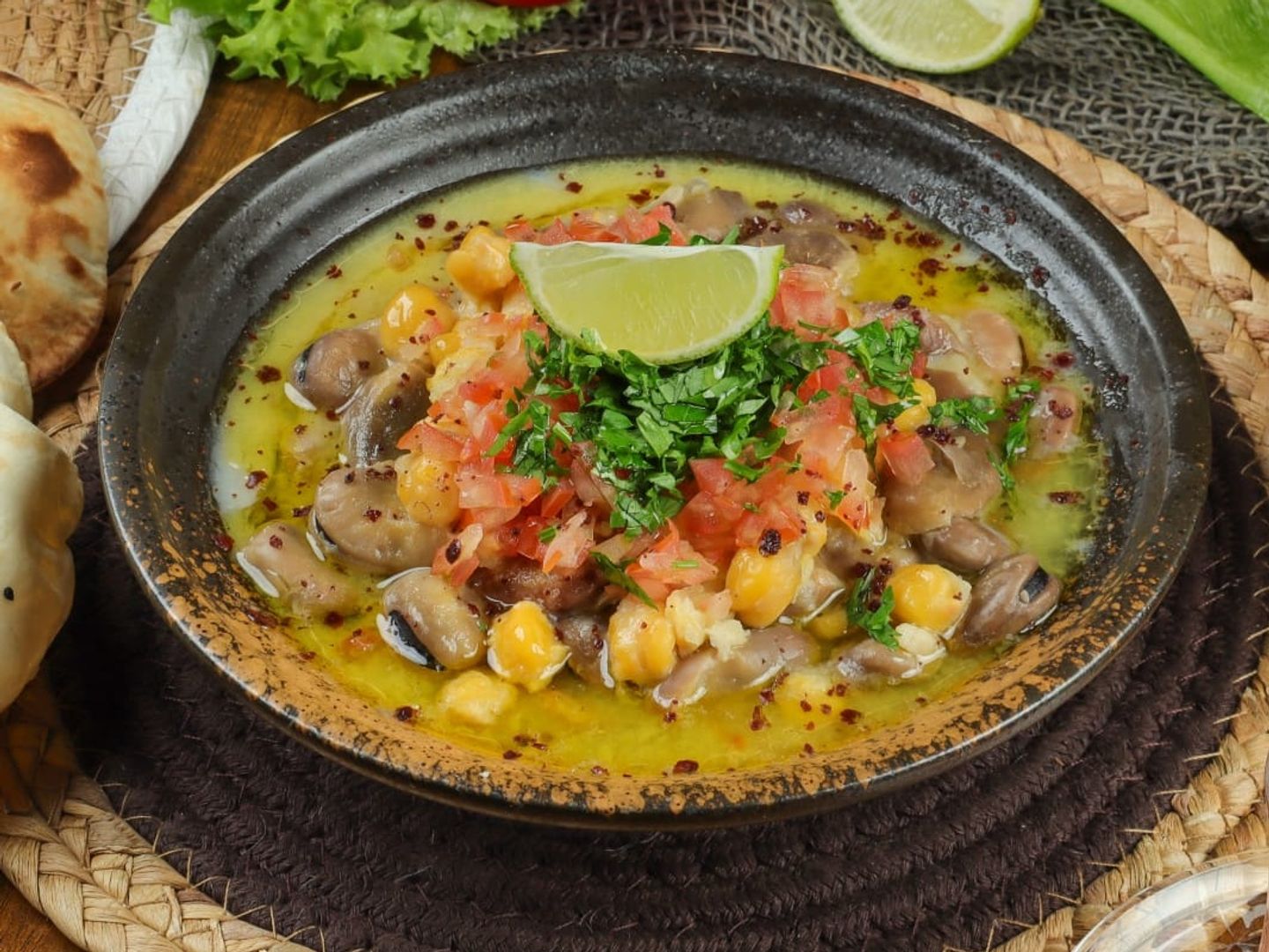 Foul With Chickpeas And Garlic