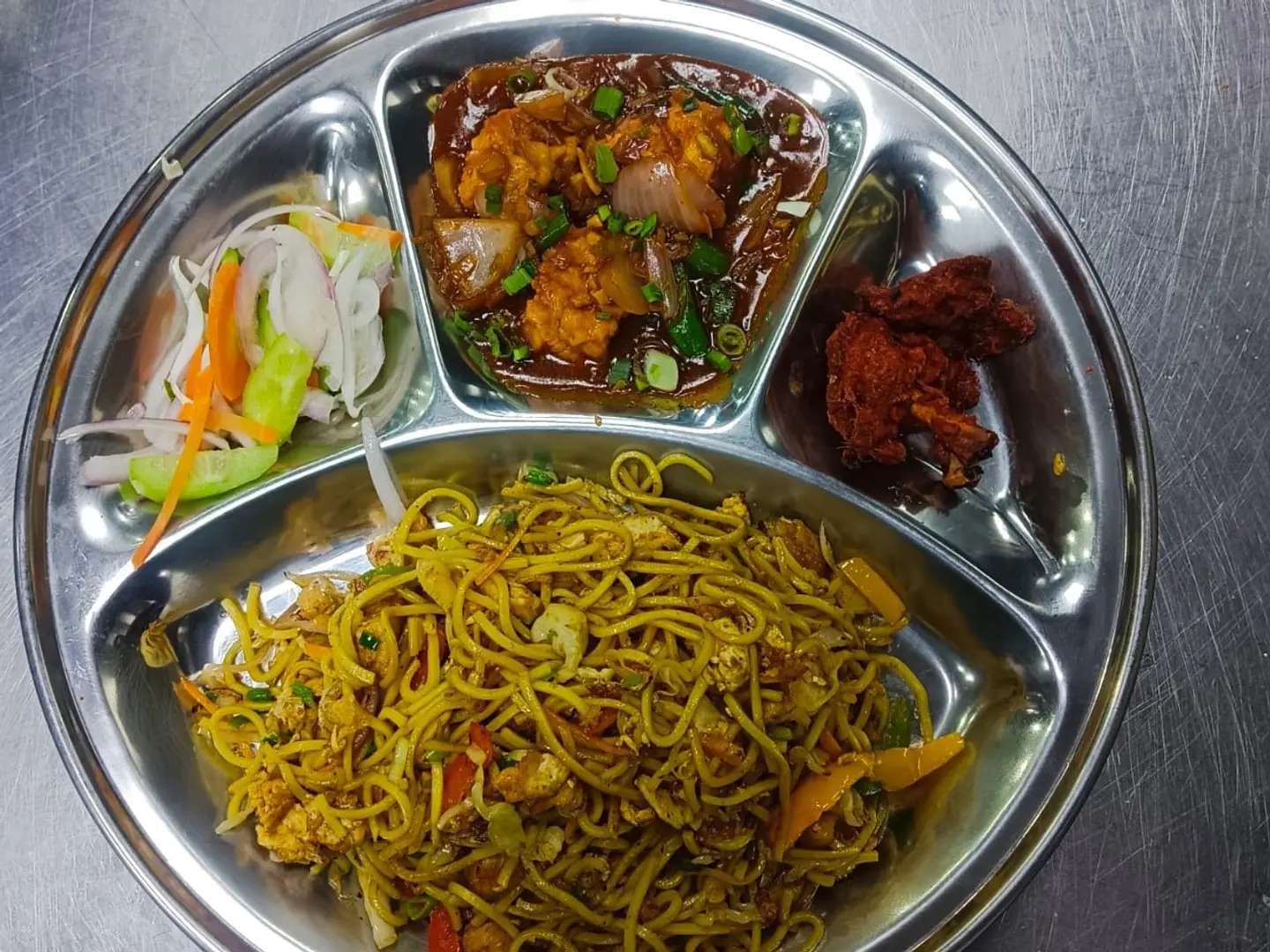 نودلز دجاج هاكا، دجاج حار مع نصف مرق، مصاصة كومبو