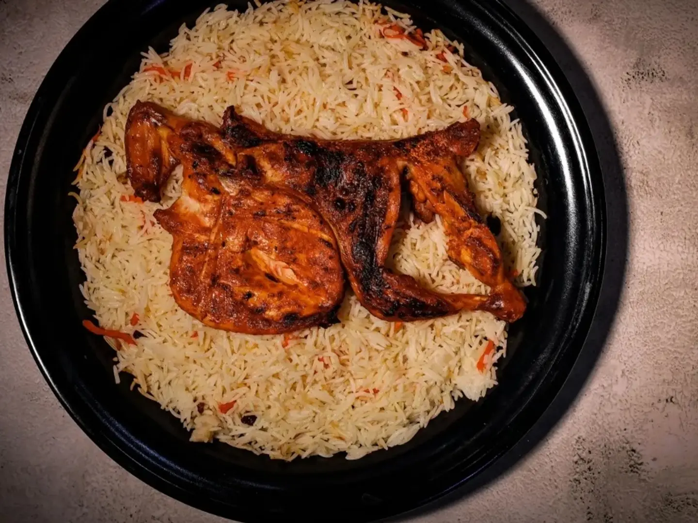 نصف دجاج على الفحم حراق معى الرز