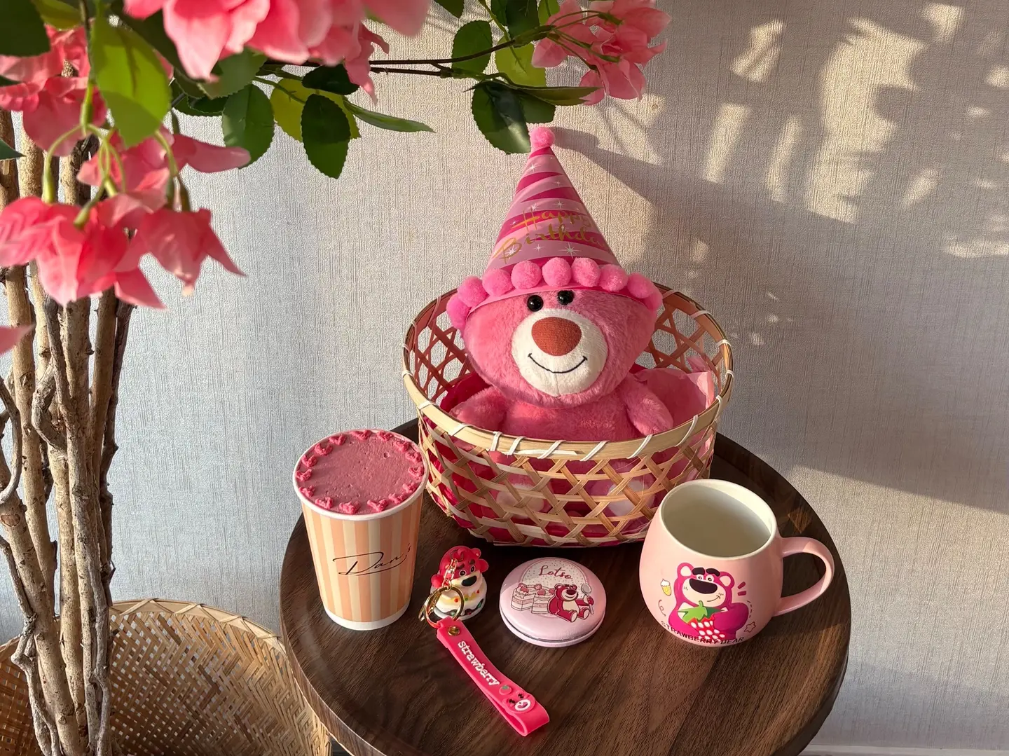 هدية الدب الوردي مع كيكه