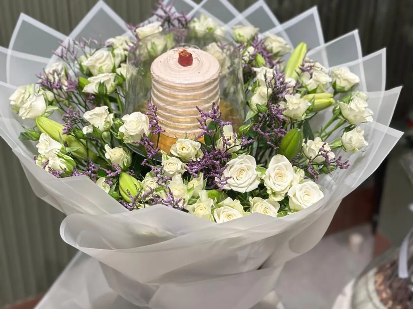 Cake With Natural Rose Bouquet