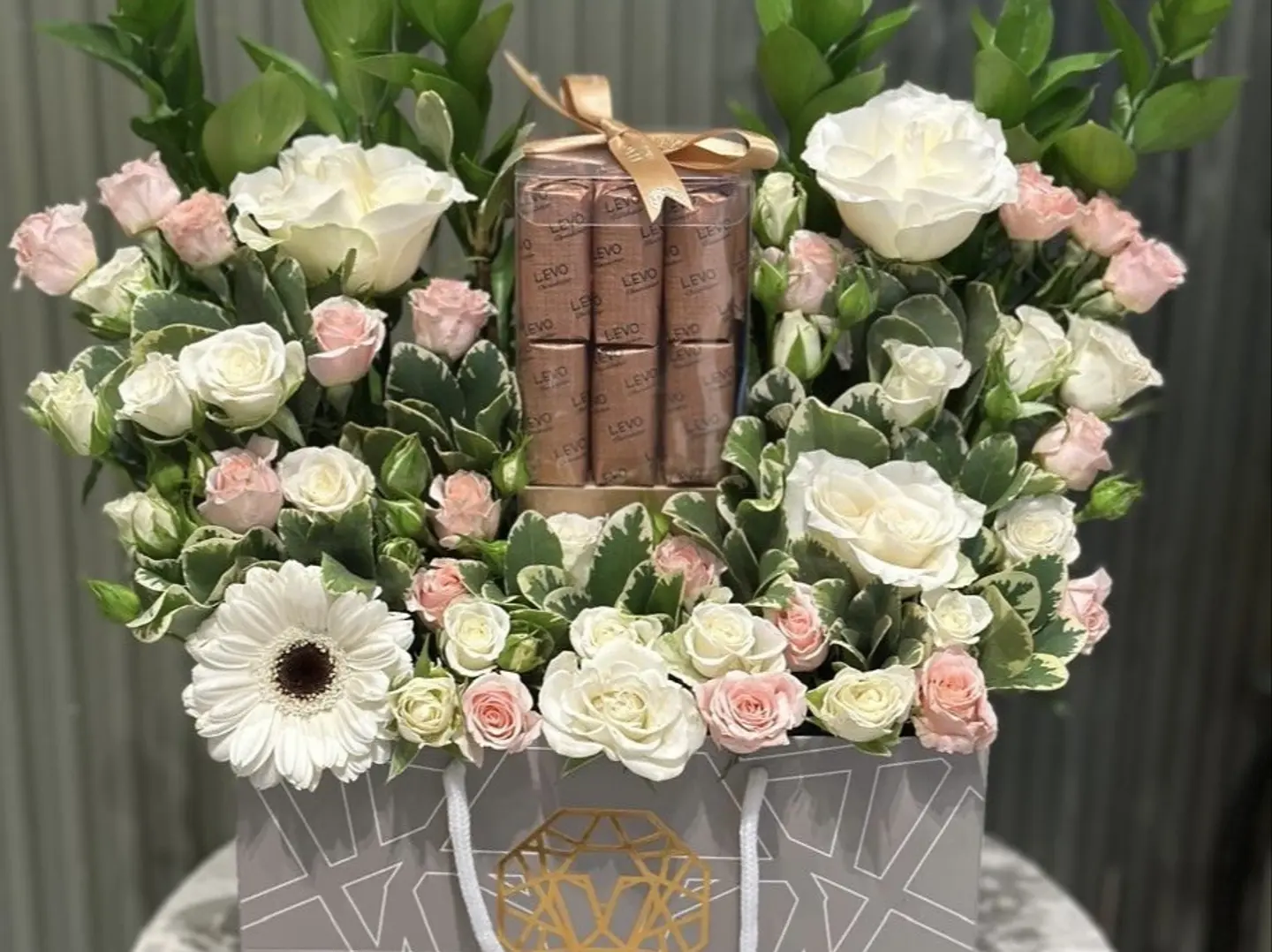 شوكيت ليفو مع ورد طبيعي