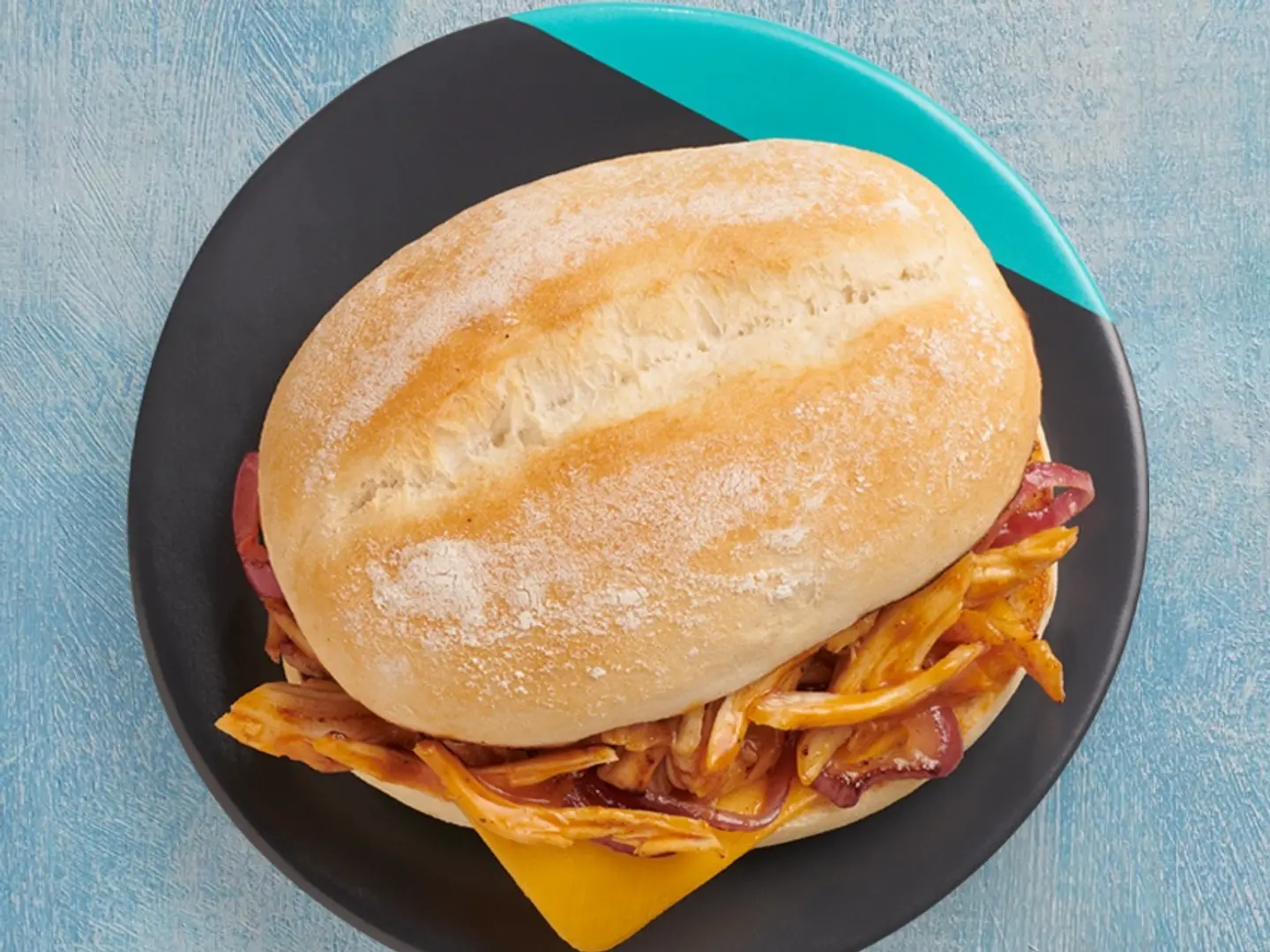 برجرالدجاج المسحب مع ١ طبق جانبي