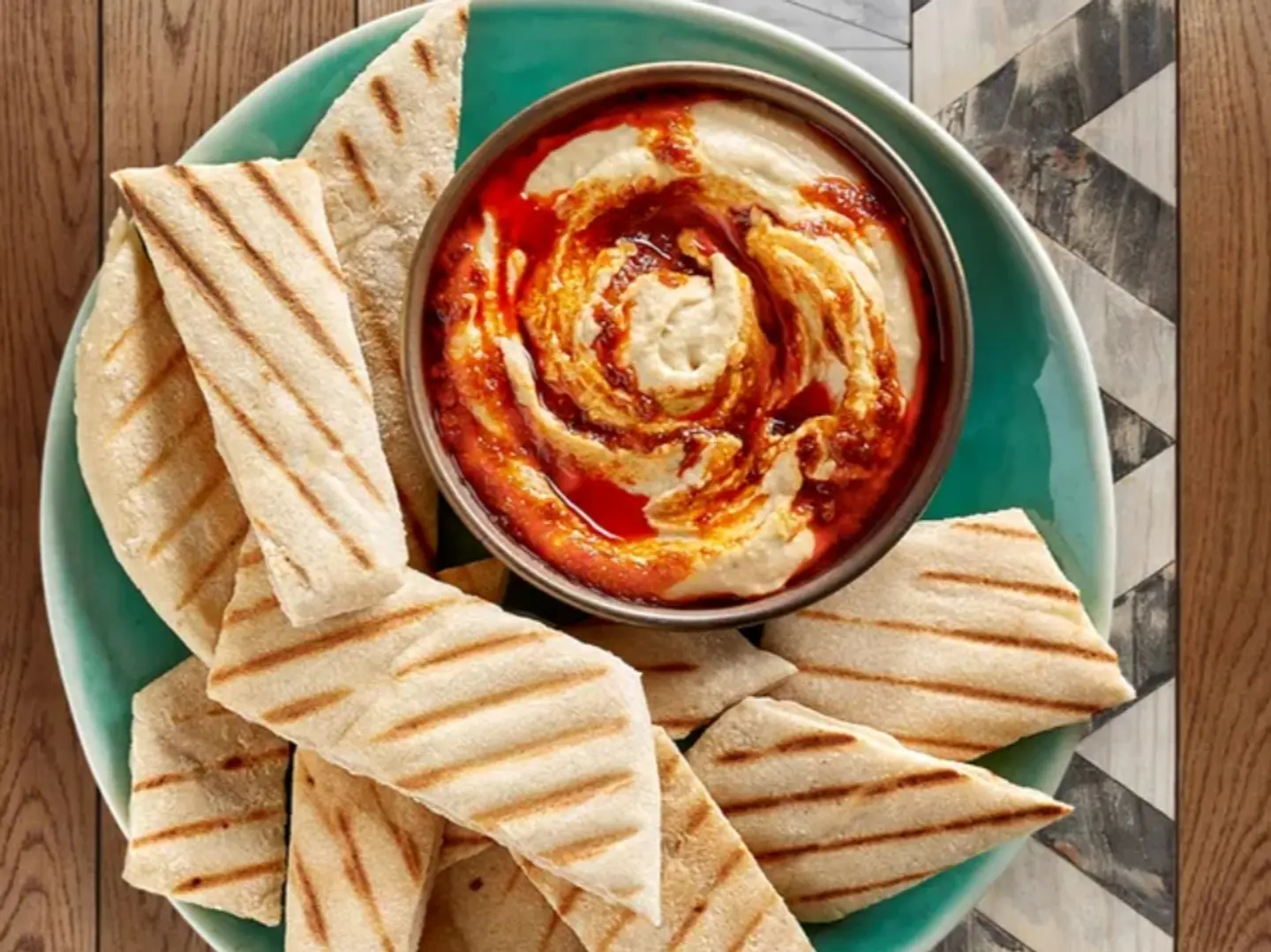 حمص مع خبز بيتا وصوص بيري بير