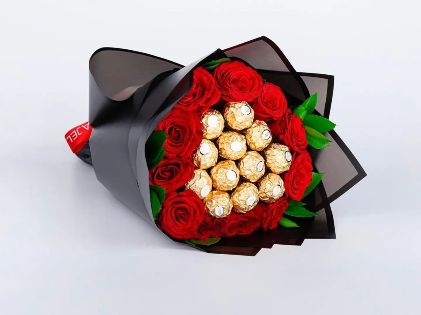 باقة الشوكولاتة مع الورود