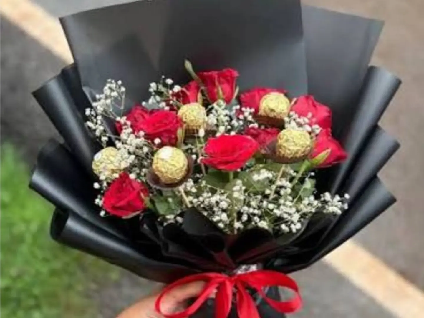 باقة زهور مع شوكولاتة