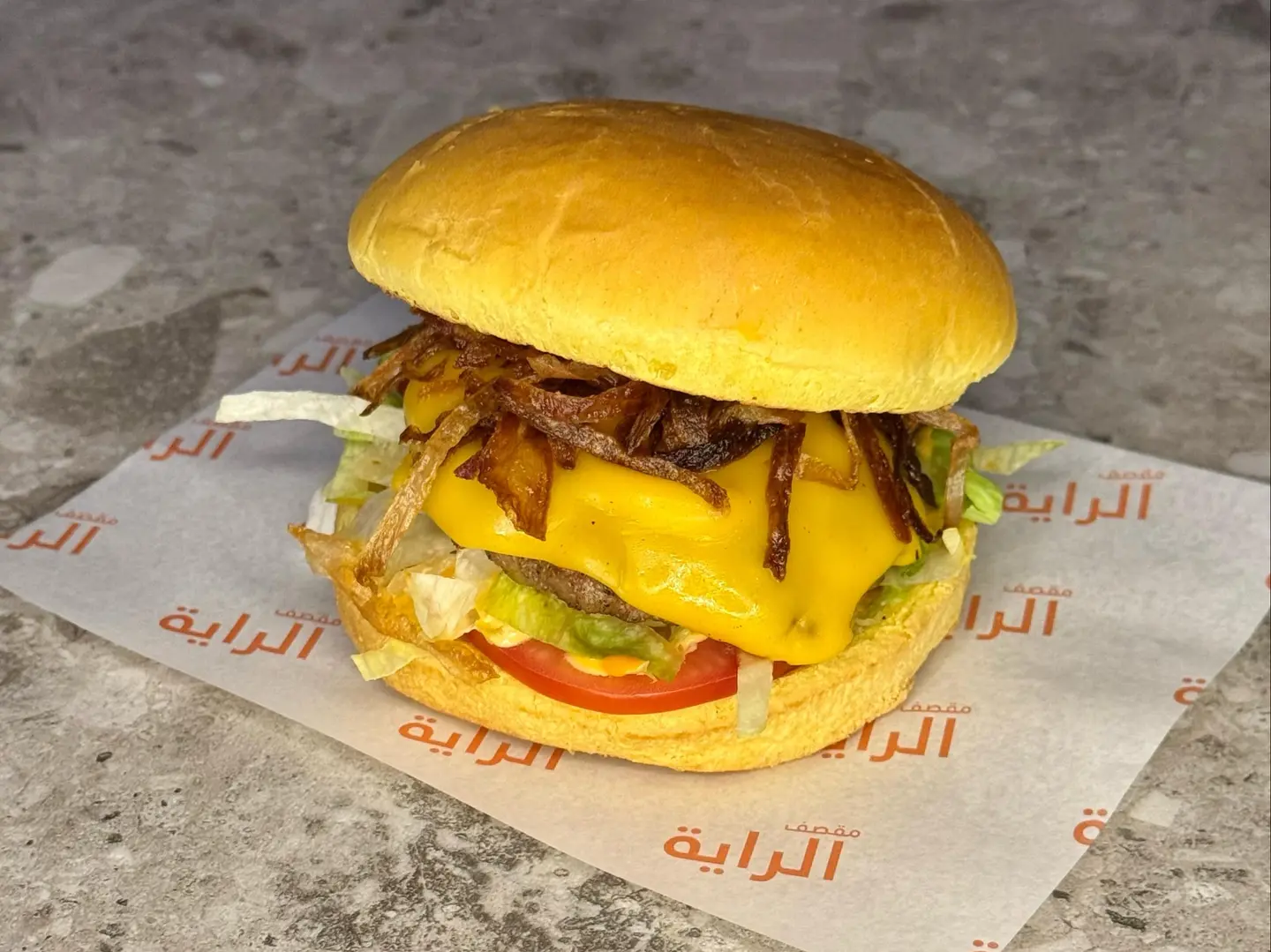 برجر لحم مع البصل المكرمل