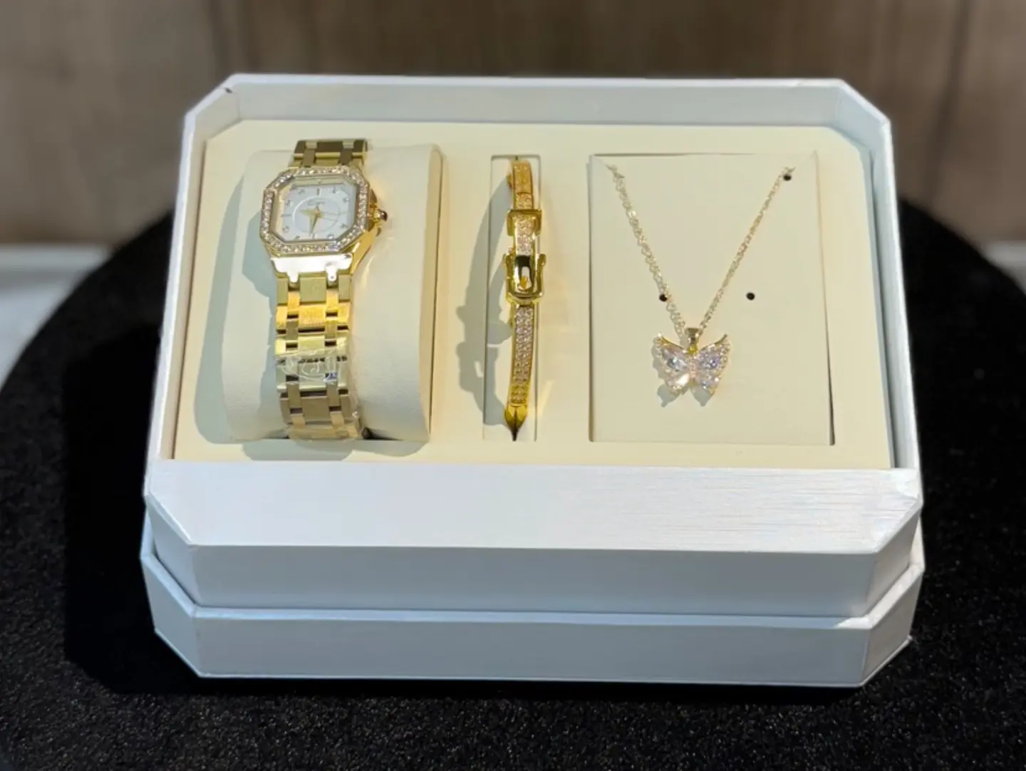 طقم نسائي - ٢