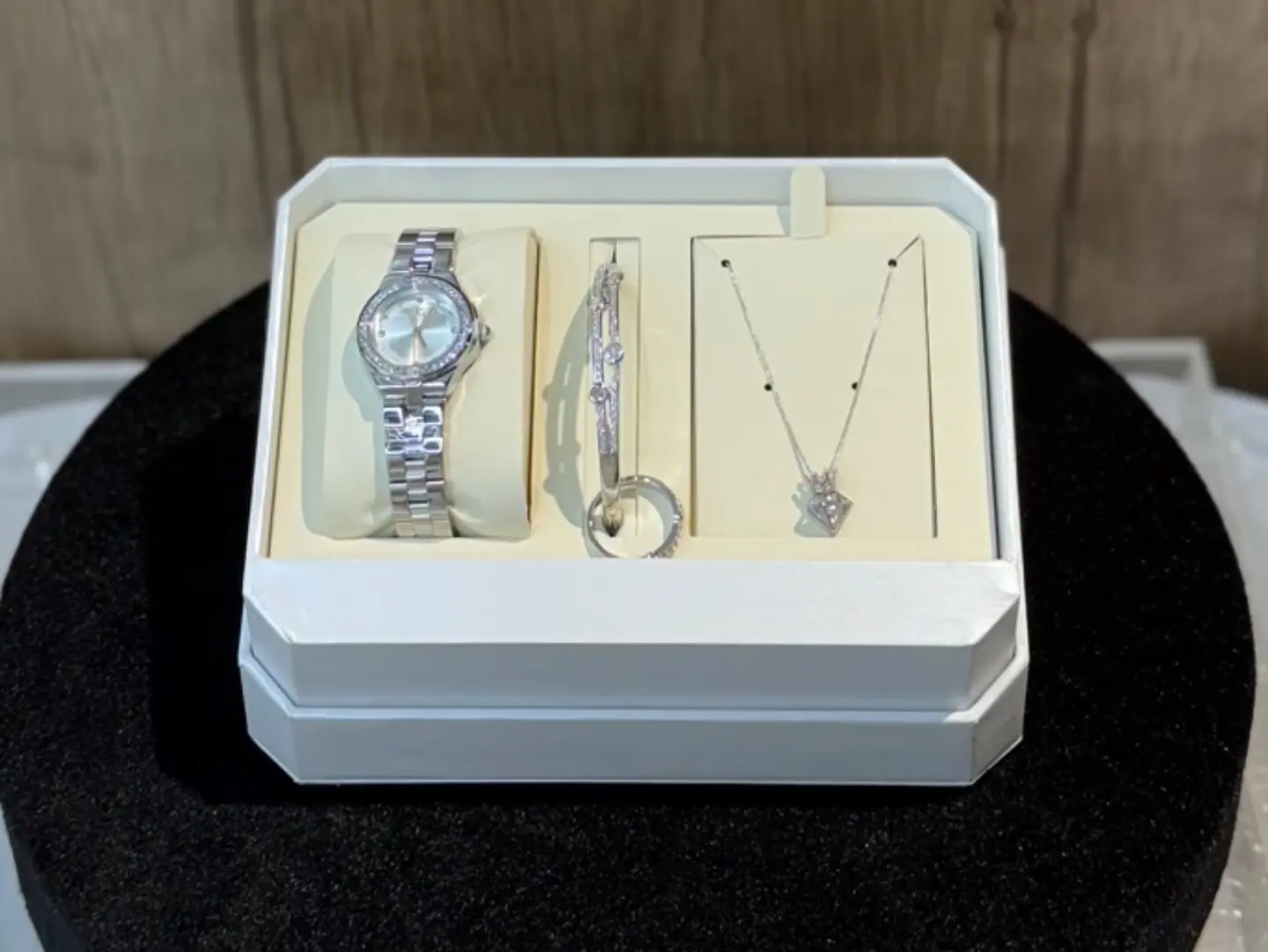 طقم نسائي - ١