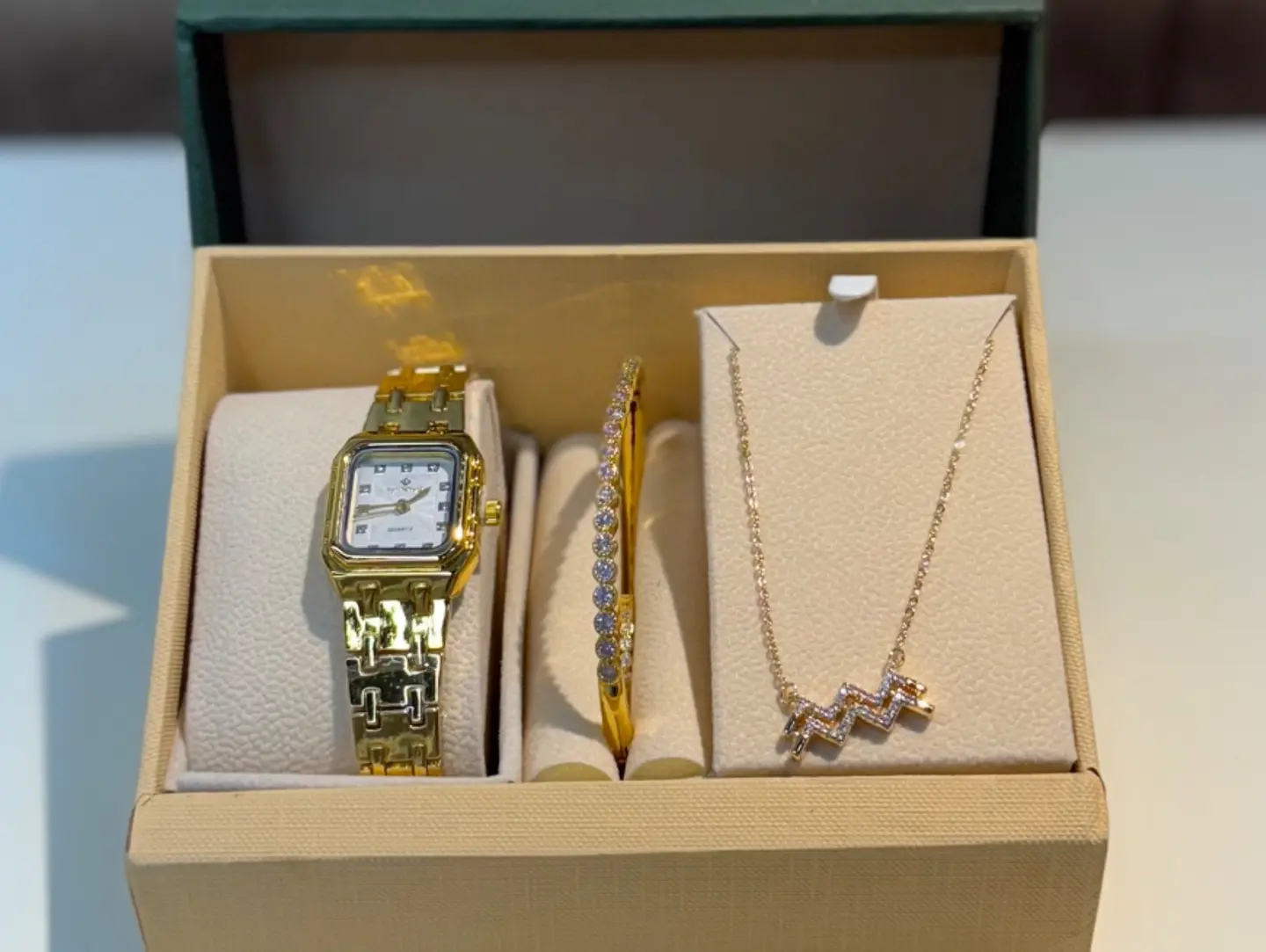 طقم نسائي - ٤