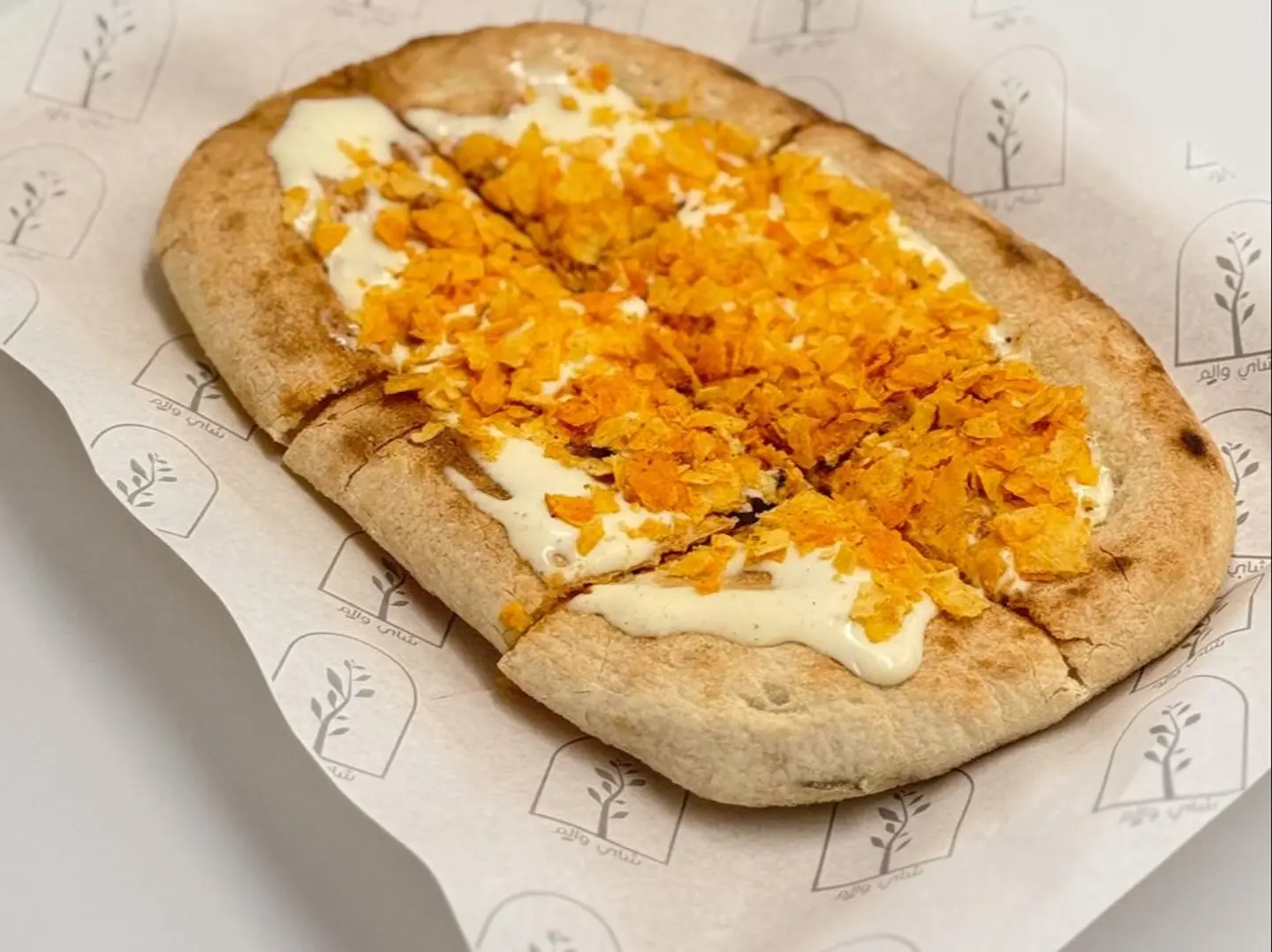 نابولي جبن السئل مع الشيبس العماني