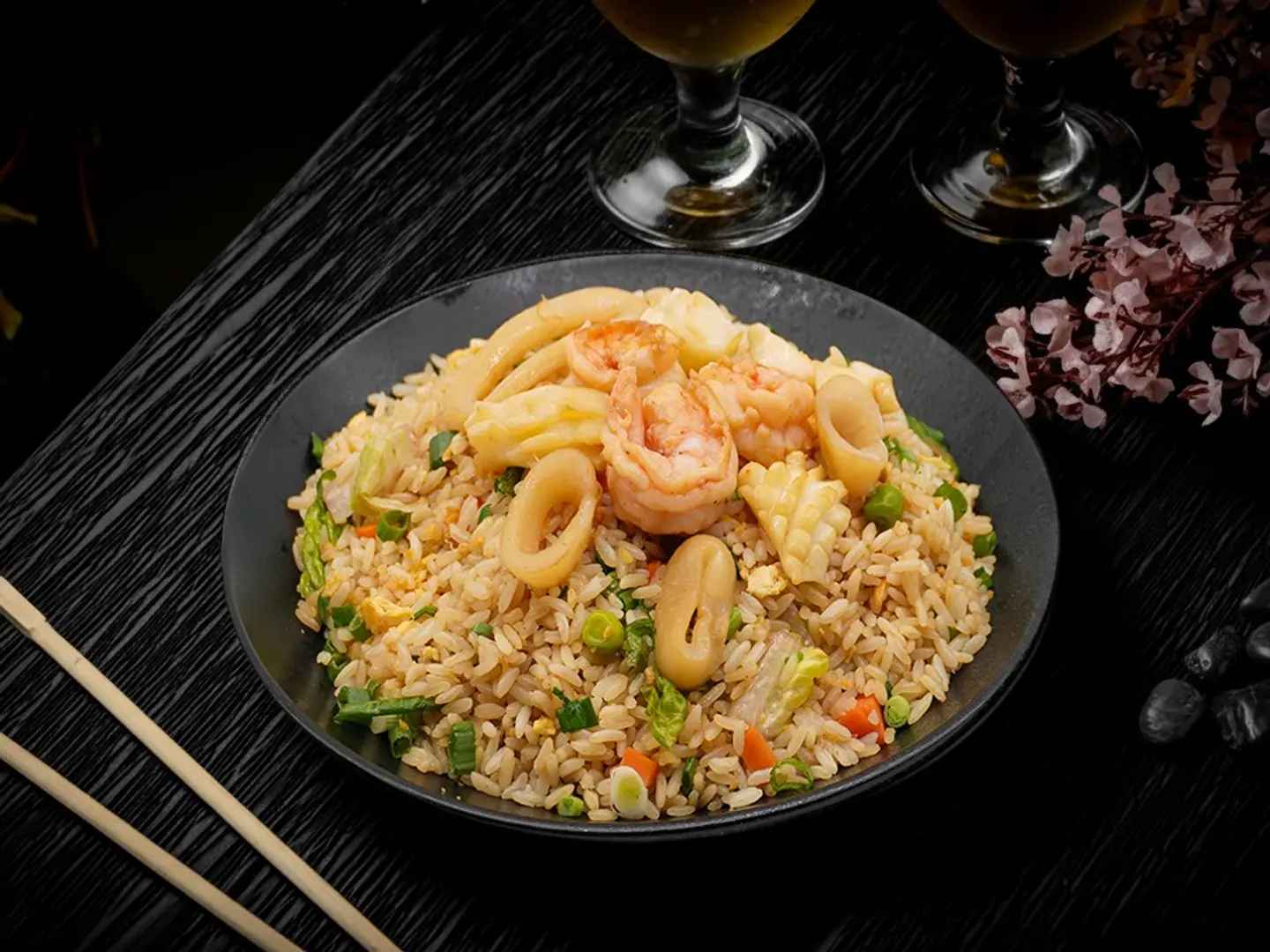 أرز صيني بالمأكولات البحرية العيدان الخشبية