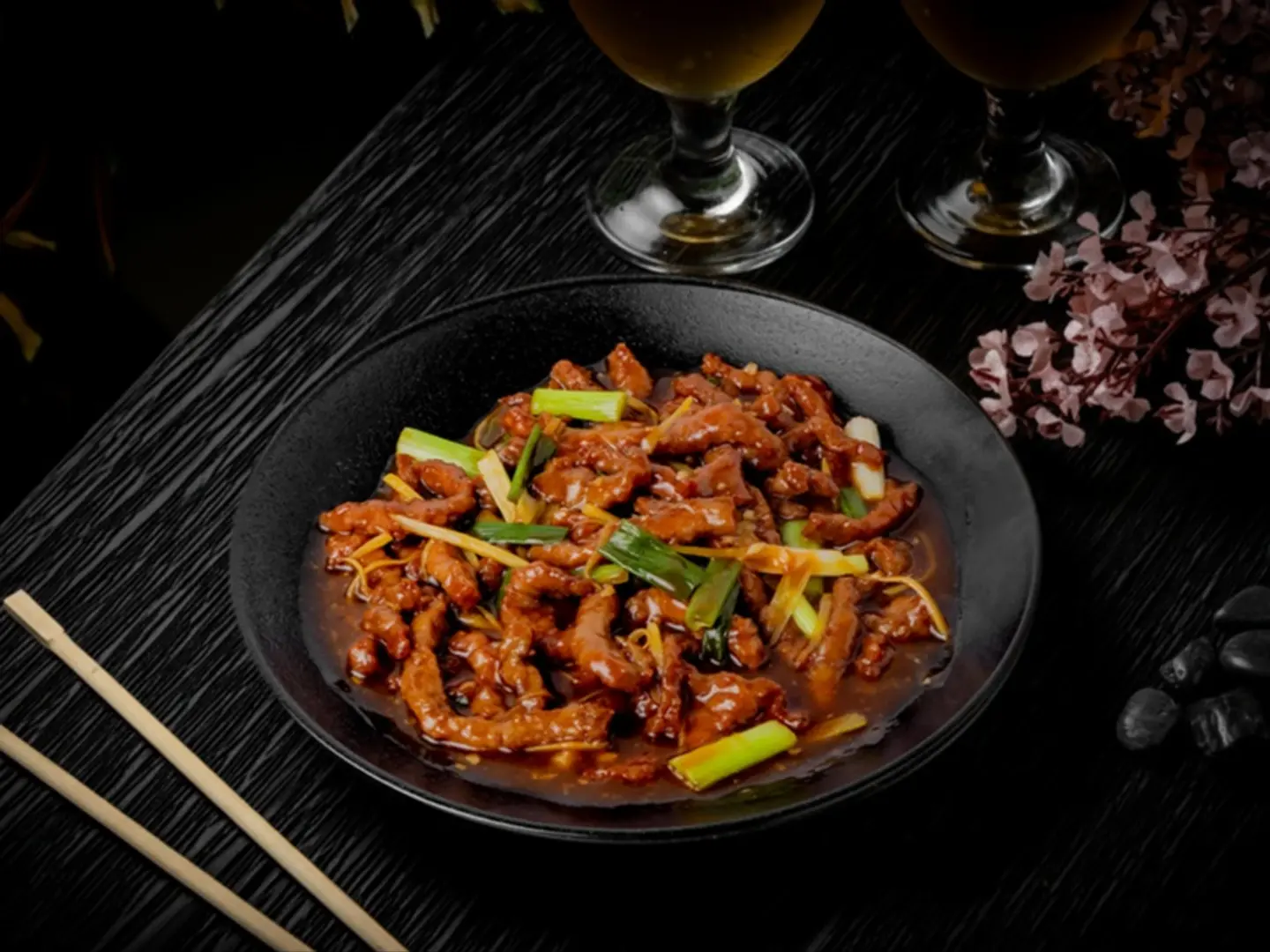 لحم بالزنجبيل والبصل الأخضر